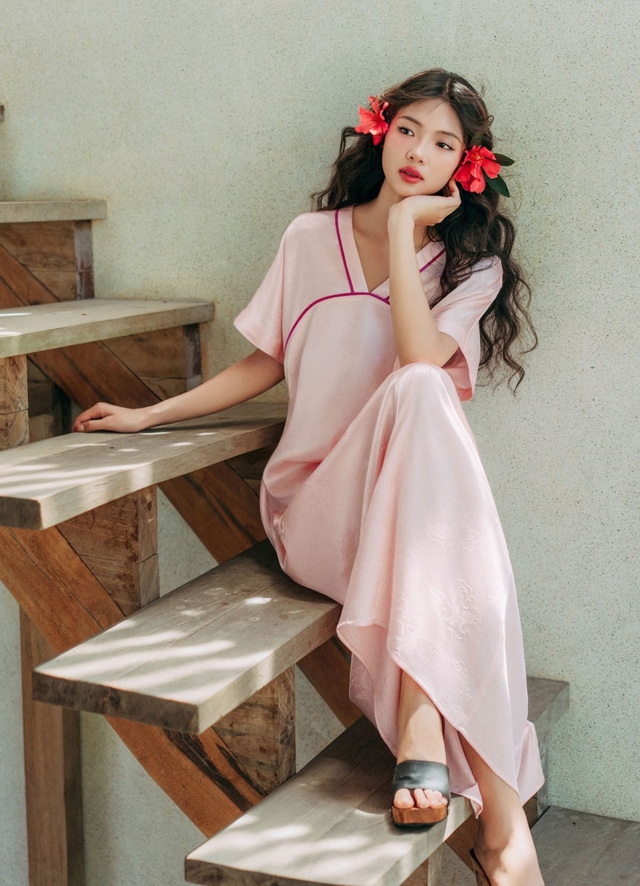 Tận hưởng sự thư thái, dịu dàng của váy maxi, váy midi mùa thu- Ảnh 2. Tận hưởng sự thư thái, dịu dàng của váy maxi, váy midi mùa thu- Ảnh 2.