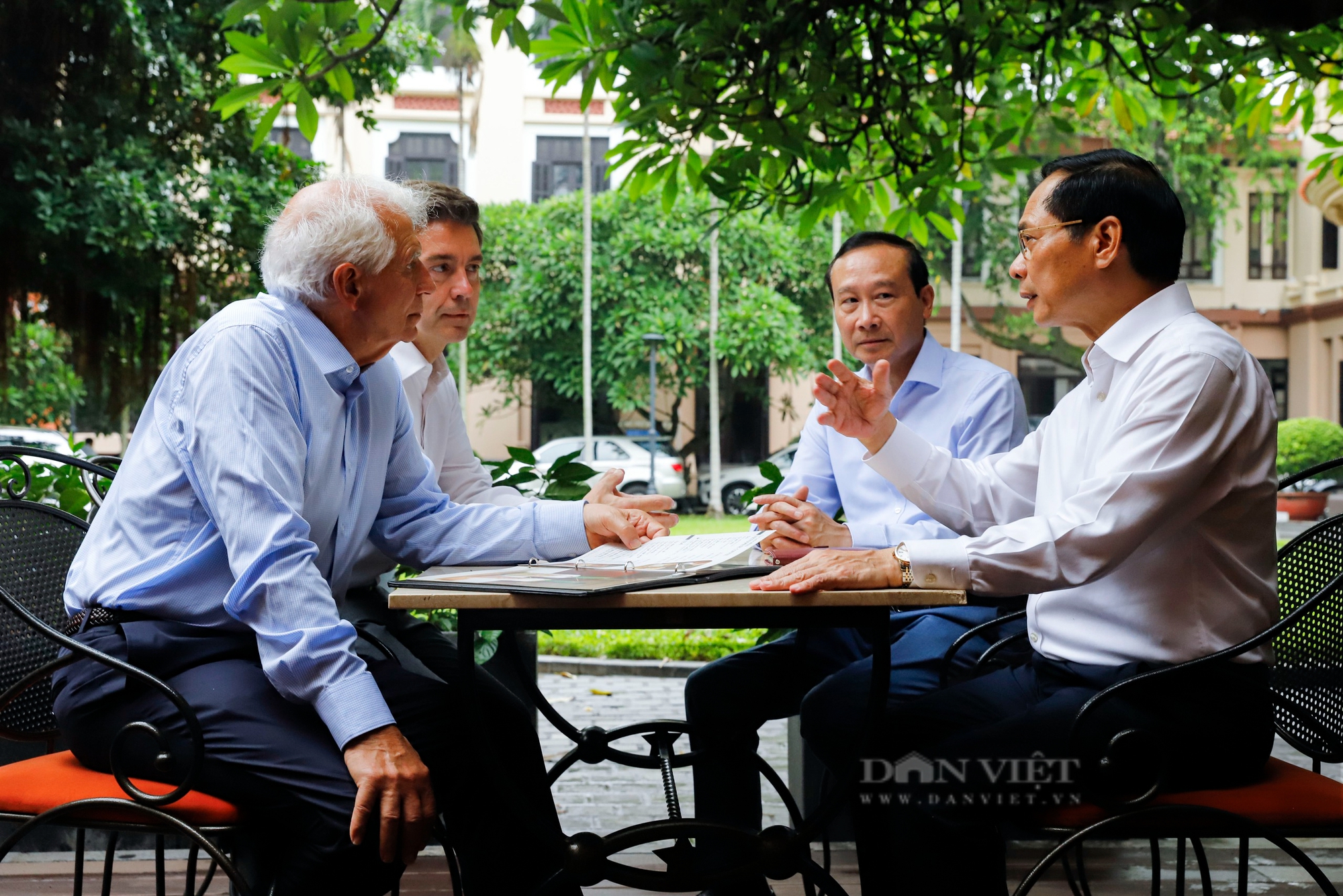 Đại diện cấp cao Liên minh châu Âu tham quan bảo tàng Mỹ thuật và thưởng thức cà phê bạc xỉu Việt Nam- Ảnh 5. Đại diện cấp cao Liên minh châu Âu tham quan bảo tàng Mỹ thuật và thưởng thức cà phê bạc xỉu Việt Nam- Ảnh 5.