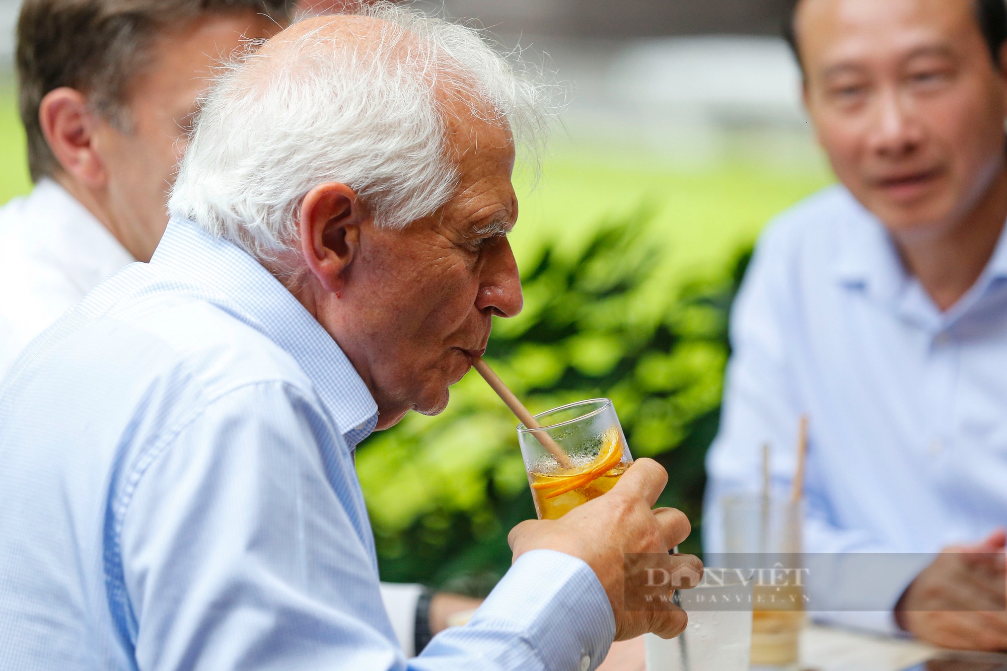 Đại diện cấp cao Liên minh châu Âu tham quan bảo tàng Mỹ thuật và thưởng thức cà phê bạc xỉu Việt Nam- Ảnh 7. Đại diện cấp cao Liên minh châu Âu tham quan bảo tàng Mỹ thuật và thưởng thức cà phê bạc xỉu Việt Nam- Ảnh 7.