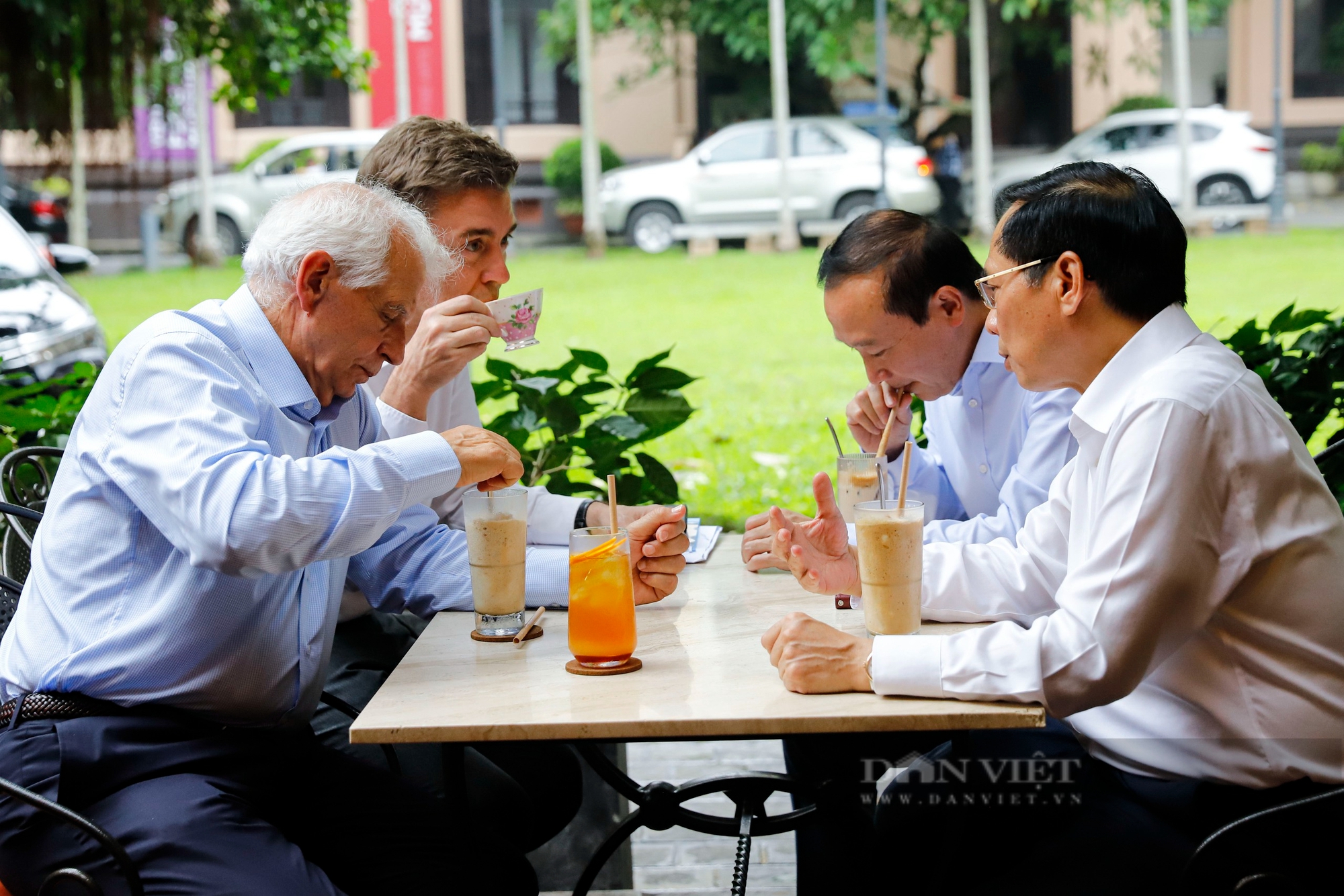 Đại diện cấp cao Liên minh châu Âu tham quan bảo tàng Mỹ thuật và thưởng thức cà phê bạc xỉu Việt Nam- Ảnh 8. Đại diện cấp cao Liên minh châu Âu tham quan bảo tàng Mỹ thuật và thưởng thức cà phê bạc xỉu Việt Nam- Ảnh 8.