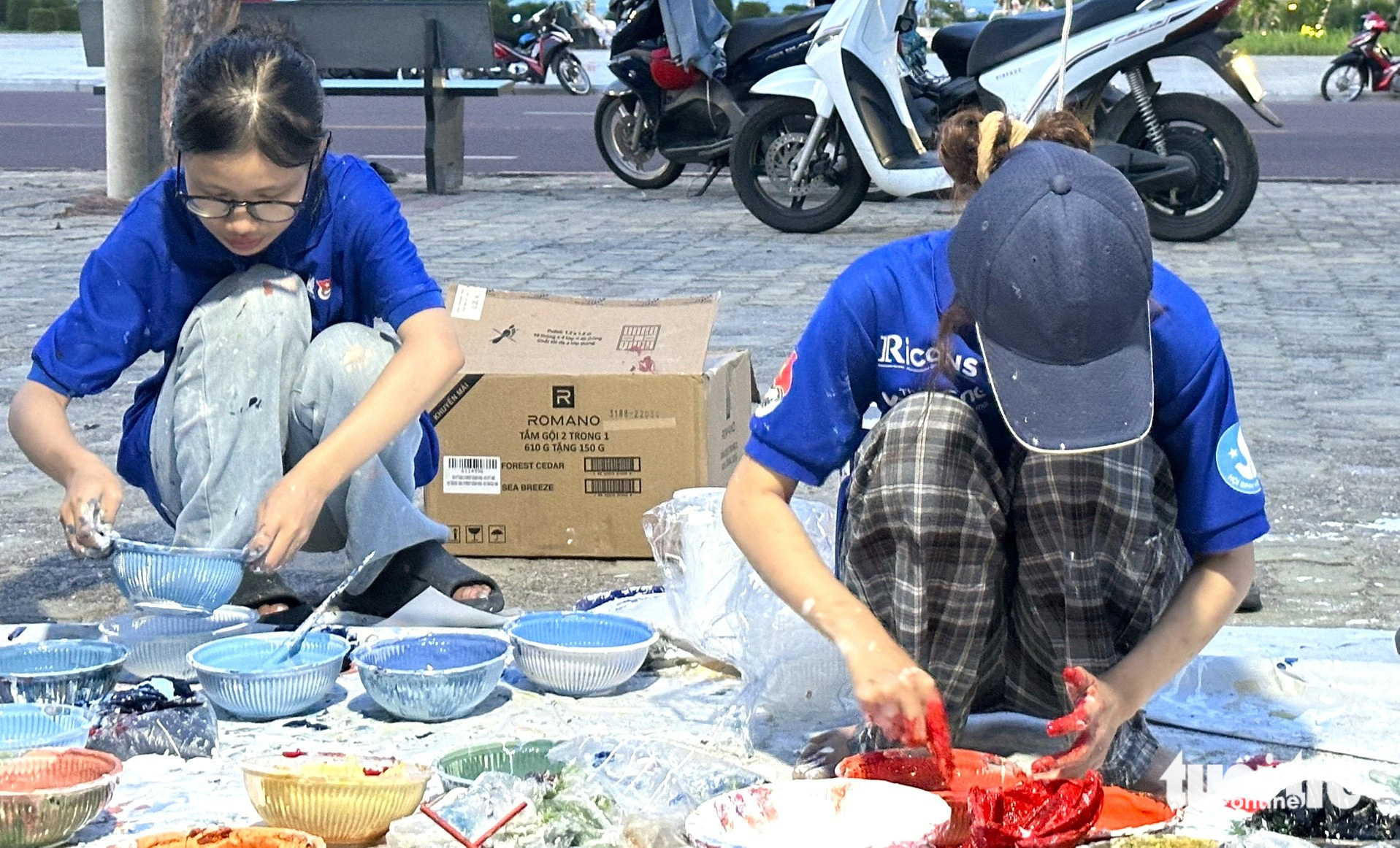 Các bạn sinh viên tiến hành pha màu, sơn - Ảnh: NGUYỄN HOÀNG Pha màu, sơn để tái hiện thắng cảnh trên tường rêu phong, cũ kỹ - Ảnh: NGUYỄN HOÀNG