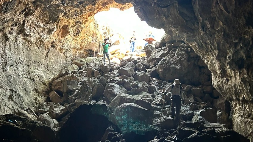 Một hang đá hut hút ở Đắk Nông chứa di cốt người tiền sử cổ xưa, xuất lộ hiện vật cổ lạ mắt- Ảnh 3. Một hang đá hut hút ở Đắk Nông chứa di cốt người tiền sử cổ xưa, xuất lộ hiện vật cổ lạ mắt- Ảnh 3.