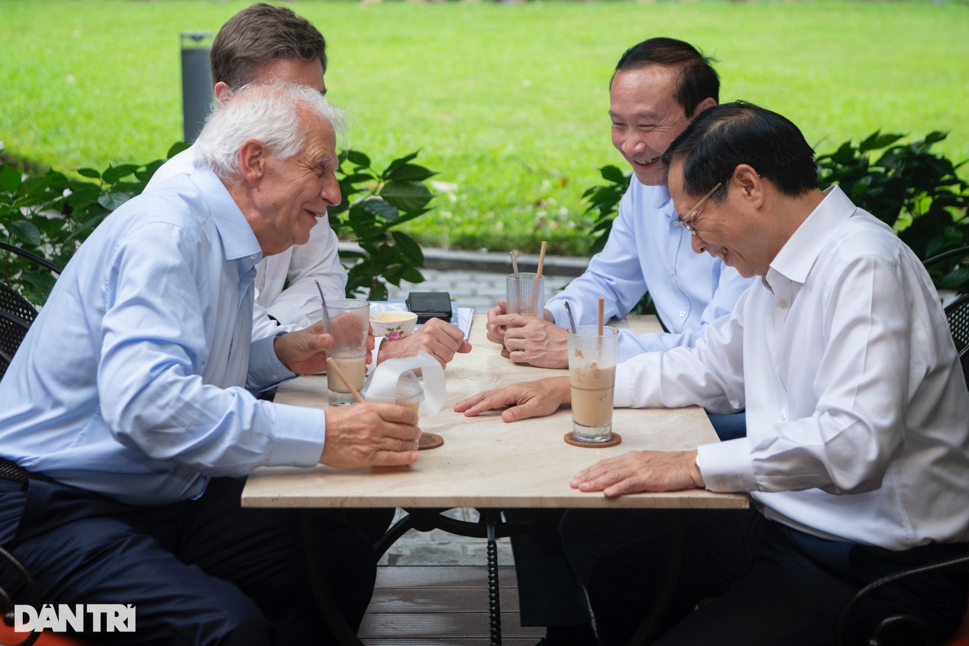 Phó Chủ tịch Ủy ban châu Âu thích thú cà phê và đồ uống giải nhiệt Việt Nam - 8 Phó Chủ tịch Ủy ban châu Âu thích thú cà phê và đồ uống giải nhiệt Việt Nam - 8