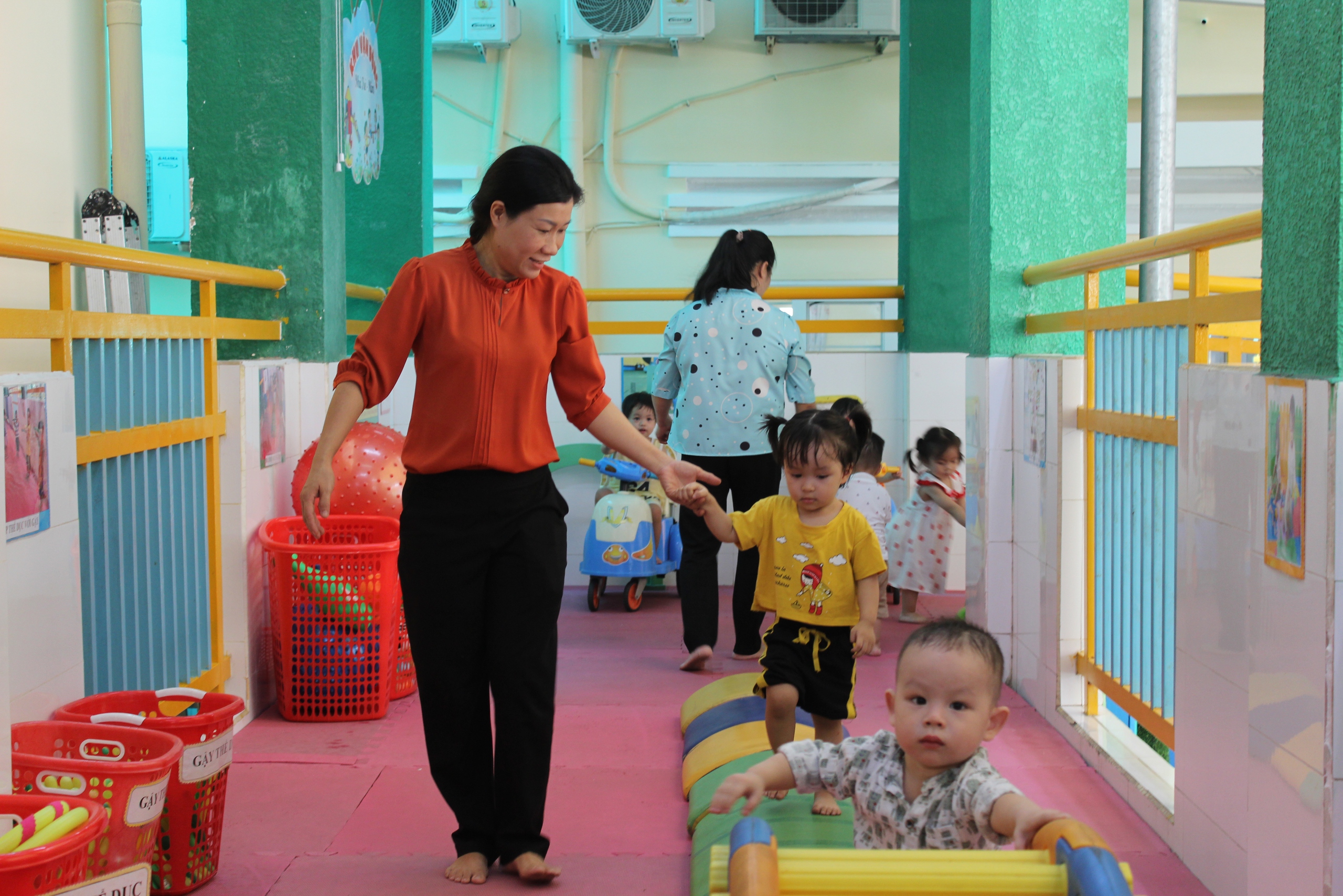 Vất vả như chăm trẻ 6 - 18 tháng tuổi- Ảnh 2. Vất vả như chăm trẻ 6 - 18 tháng tuổi- Ảnh 2.