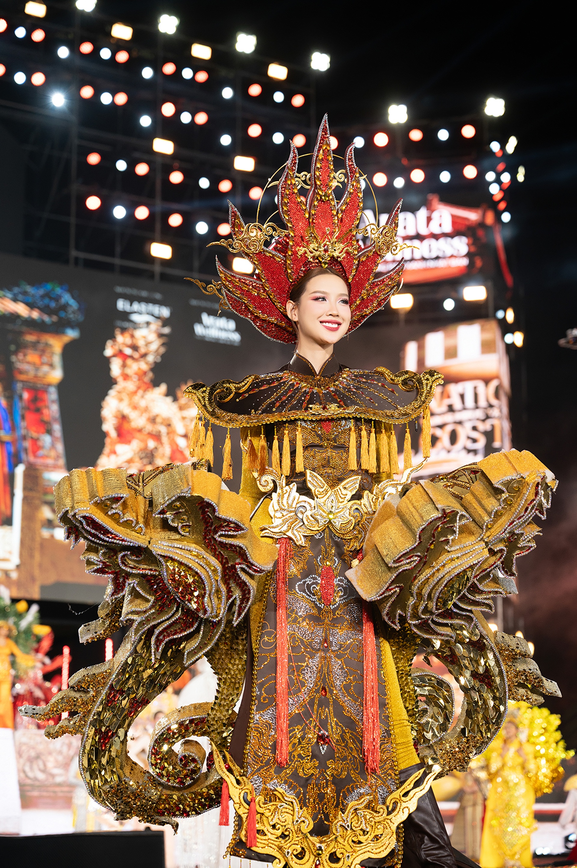 10 trang phục dân tộc ấn tượng tại Miss Grand Vietnam, Lệ Nam tỏa sáng - 3 10 trang phục dân tộc ấn tượng tại Miss Grand Vietnam, Lệ Nam tỏa sáng - 3