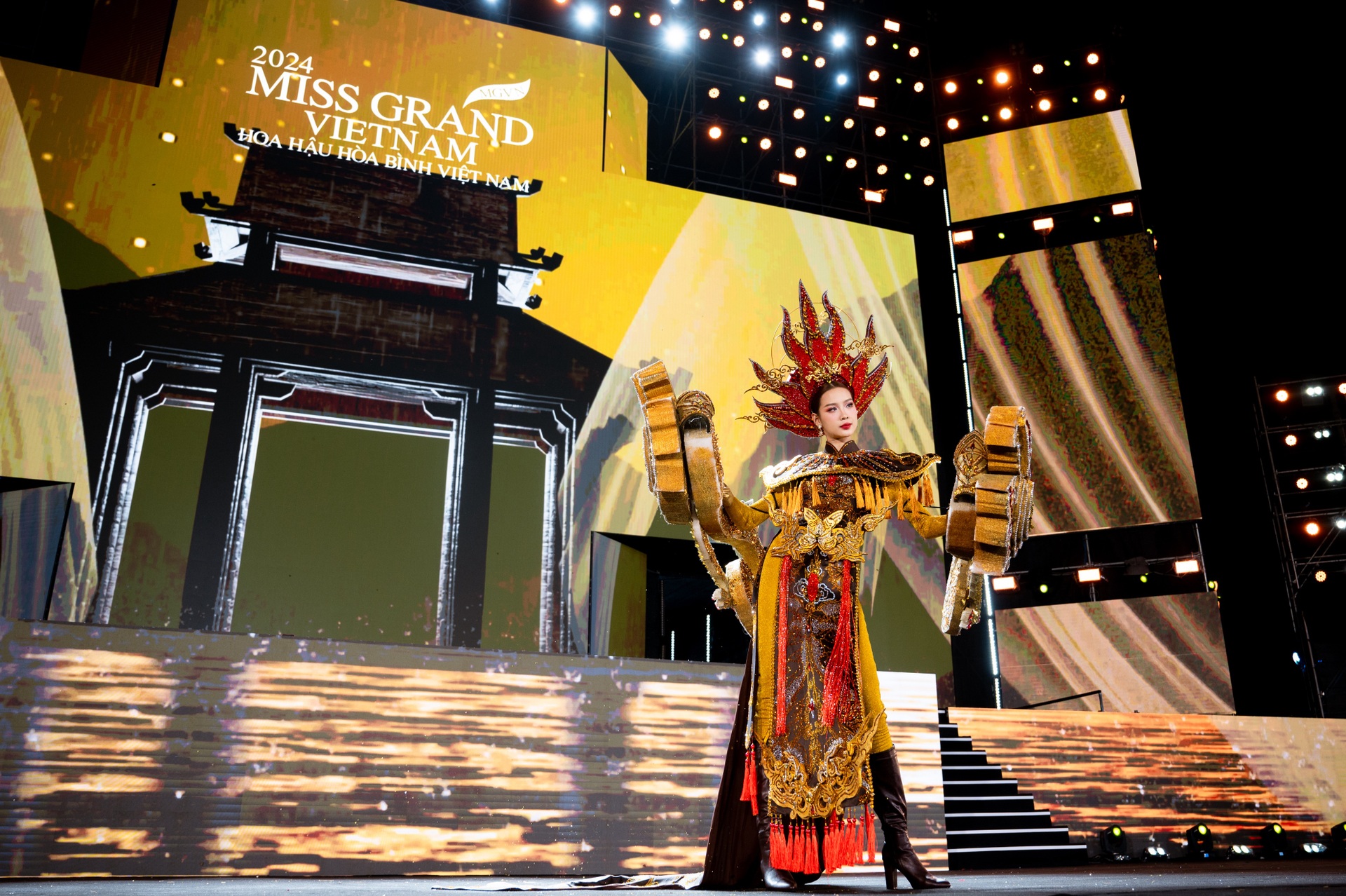 10 trang phục dân tộc ấn tượng tại Miss Grand Vietnam, Lệ Nam tỏa sáng - 4 10 trang phục dân tộc ấn tượng tại Miss Grand Vietnam, Lệ Nam tỏa sáng - 4