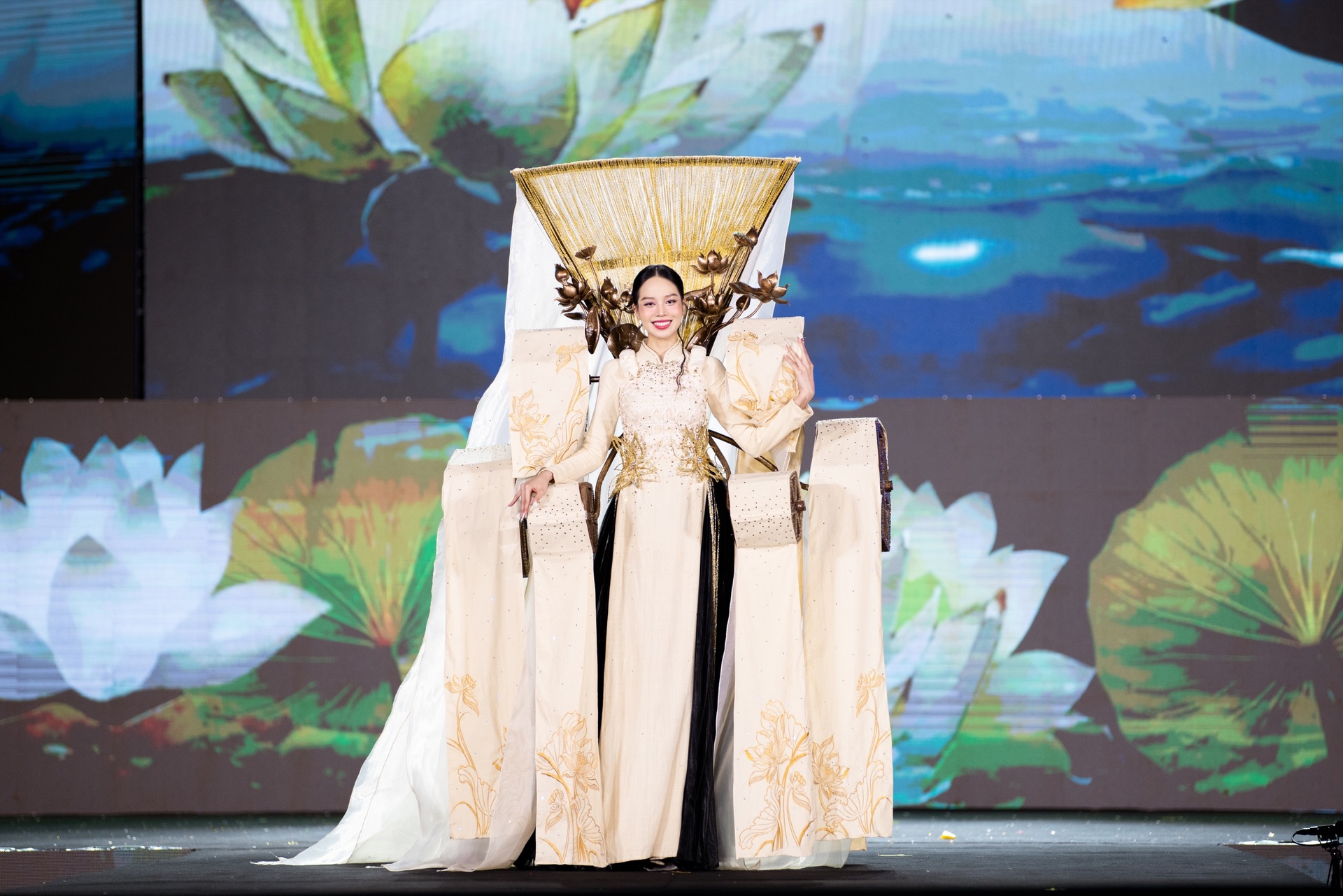 10 trang phục dân tộc ấn tượng tại Miss Grand Vietnam, Lệ Nam tỏa sáng - 8 10 trang phục dân tộc ấn tượng tại Miss Grand Vietnam, Lệ Nam tỏa sáng - 8