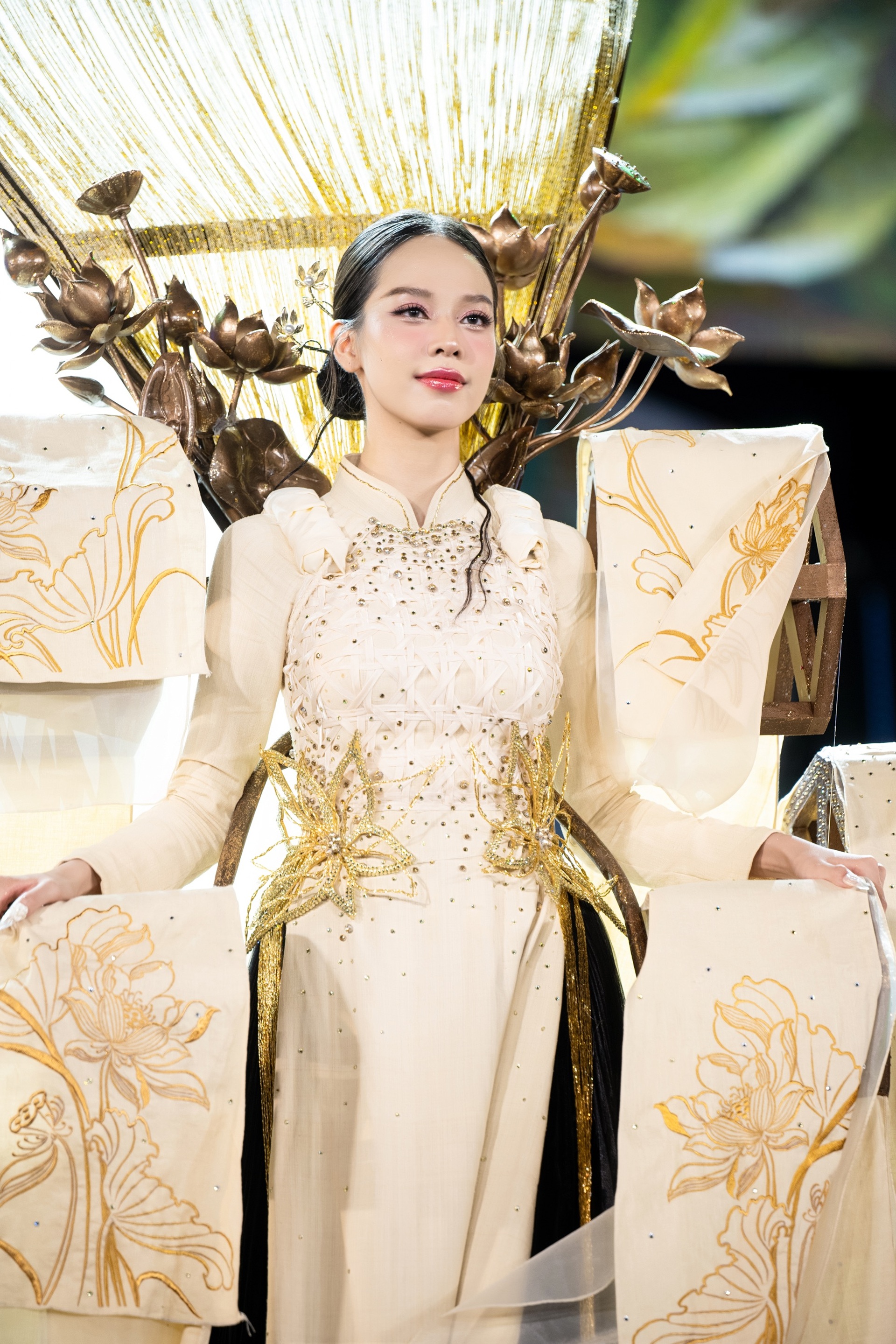 10 trang phục dân tộc ấn tượng tại Miss Grand Vietnam, Lệ Nam tỏa sáng - 7 10 trang phục dân tộc ấn tượng tại Miss Grand Vietnam, Lệ Nam tỏa sáng - 7