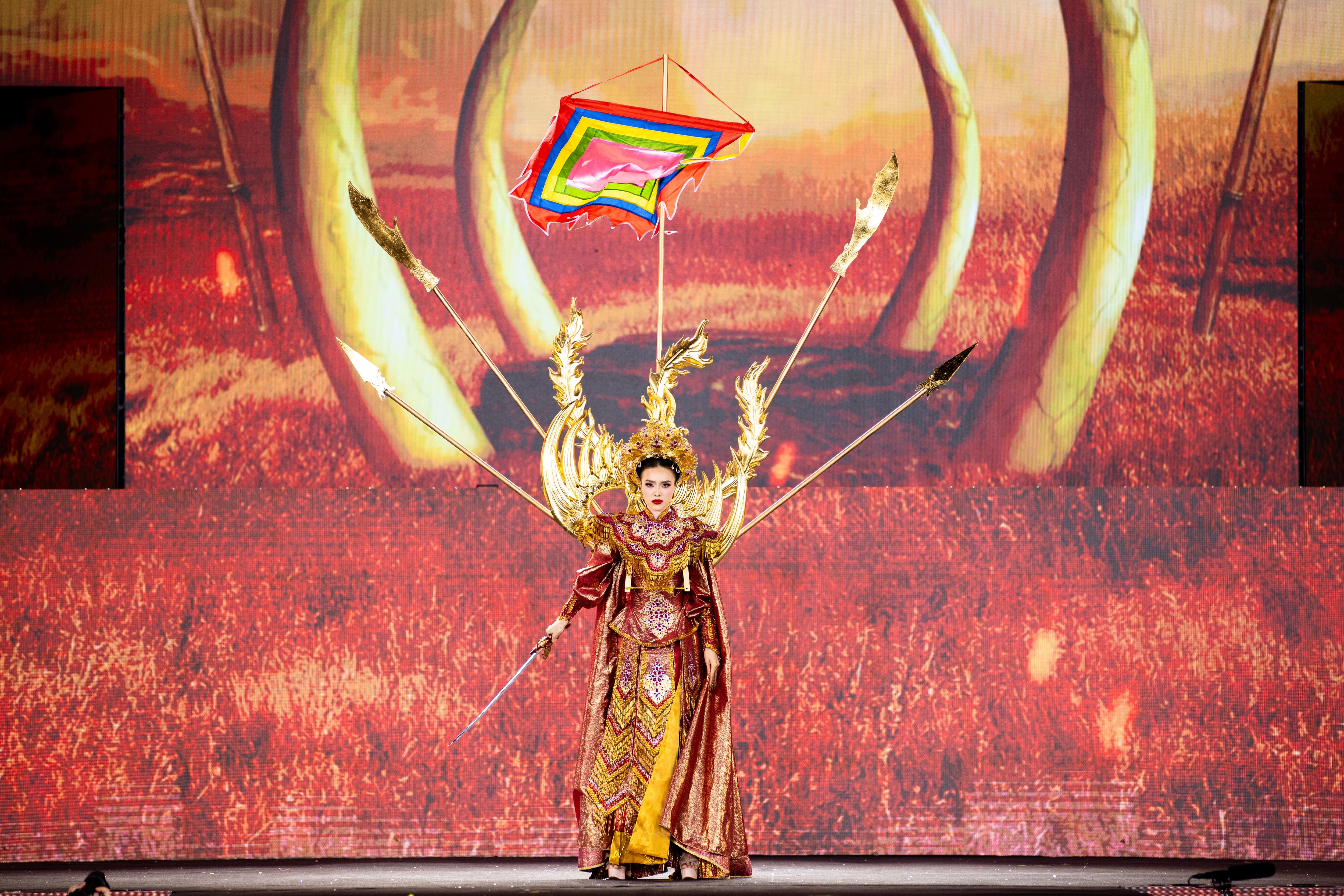 10 trang phục dân tộc ấn tượng tại Miss Grand Vietnam, Lệ Nam tỏa sáng - 9 10 trang phục dân tộc ấn tượng tại Miss Grand Vietnam, Lệ Nam tỏa sáng - 9