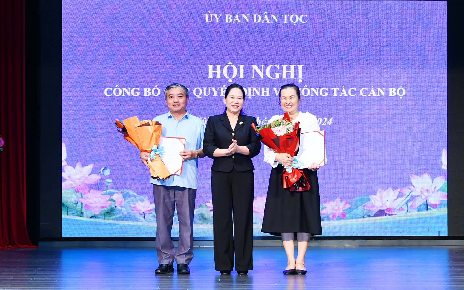 Thứ trưởng, Phó Chủ nhiệm Nông Thị Hà trao quyết định cho ông Phạm Chí Trung và bà Bế Thị Hồng Vân Thứ trưởng, Phó Chủ nhiệm Nông Thị Hà trao quyết định cho ông Phạm Chí Trung và bà Bế Thị Hồng Vân