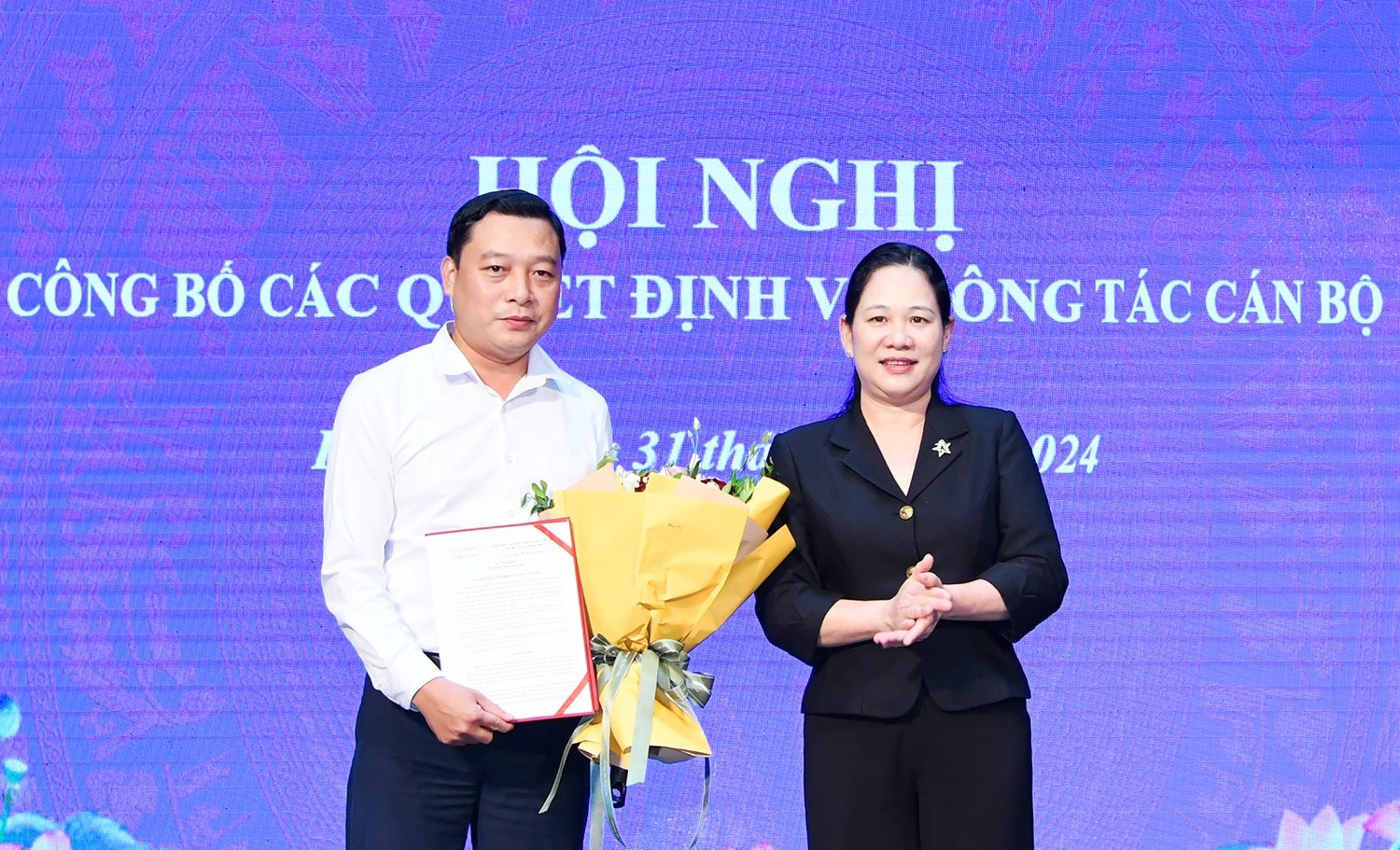 Thứ trưởng, Phó Chủ nhiệm Nông Thị Hà trao quyết định cho ông Phùng Quốc Huy Thứ trưởng, Phó Chủ nhiệm Nông Thị Hà trao quyết định cho ông Phùng Quốc Huy