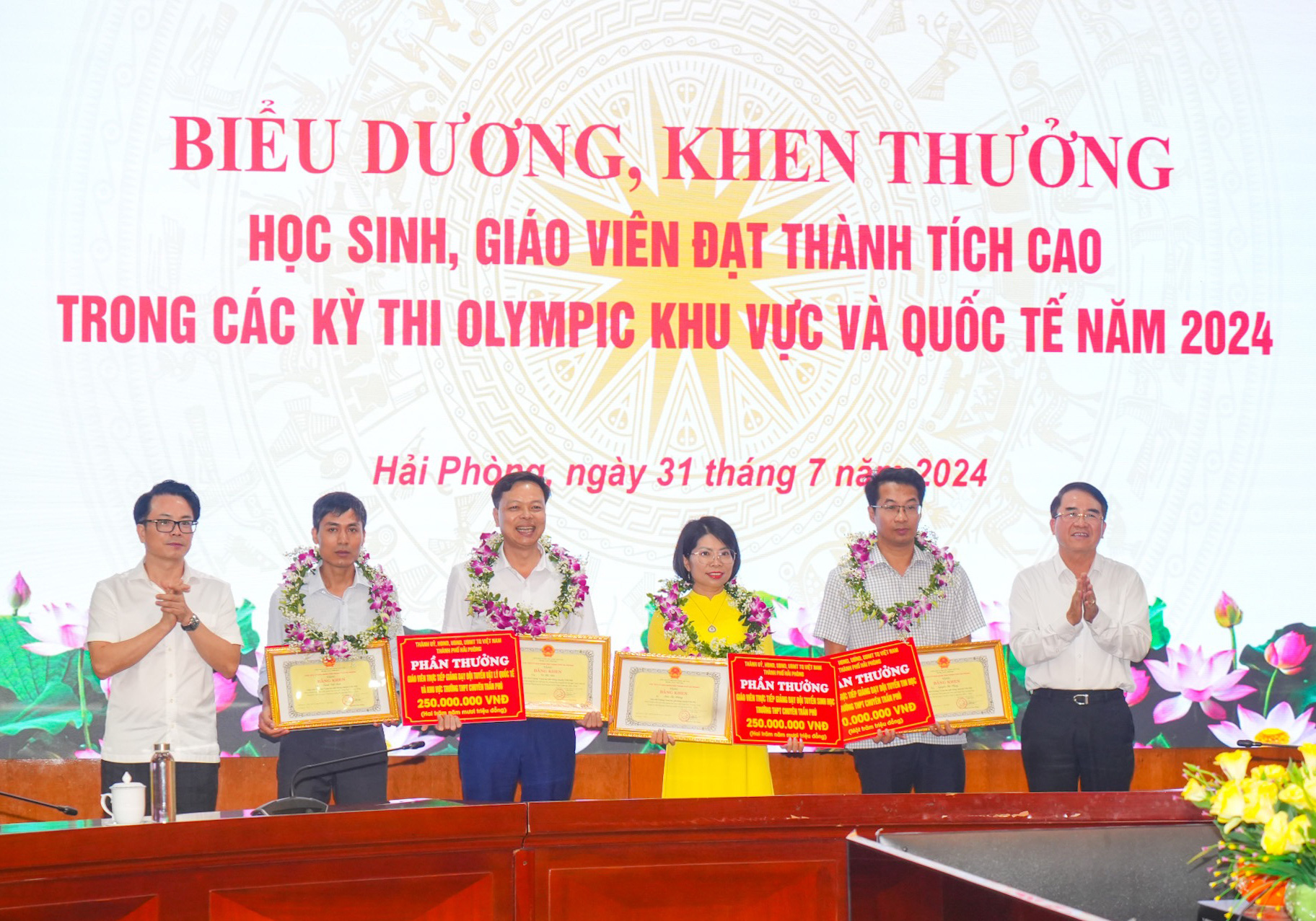 Hải Phòng chi 2,7 tỉ thưởng các cá nhân đoạt giải Olympic- Ảnh 2. Các giáo viên được lãnh đạo thành phố Hải Phòng trao tặng bằng khen cùng phần thưởng trị giá cả trăm triệu đồng khi giảng dạy giúp học sinh đạt thành tích tại cuộc thi Olympic - Ảnh: Đ.THANH