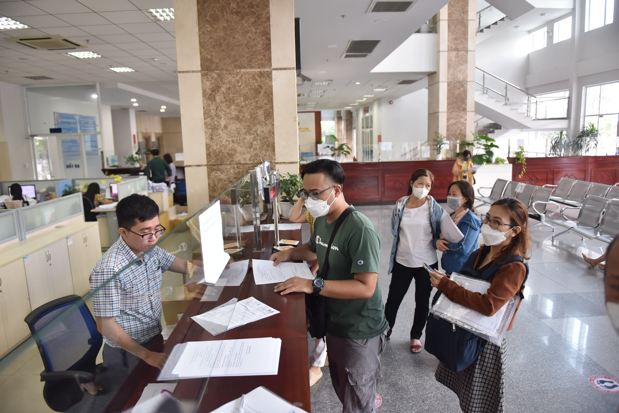 2.766 người tại TP.HCM bị tạm hoãn xuất cảnh vì nợ thuế- Ảnh 1. Cơ quan thuế đẩy mạnh thu hồi nợ thuế bằng nhiều biện pháp, trong đó có tạm hoãn xuất cảnh. Trong ảnh: Người dân đang làm thủ tục tại cơ quan thuế - Ảnh: NGỌC PHƯỢNG