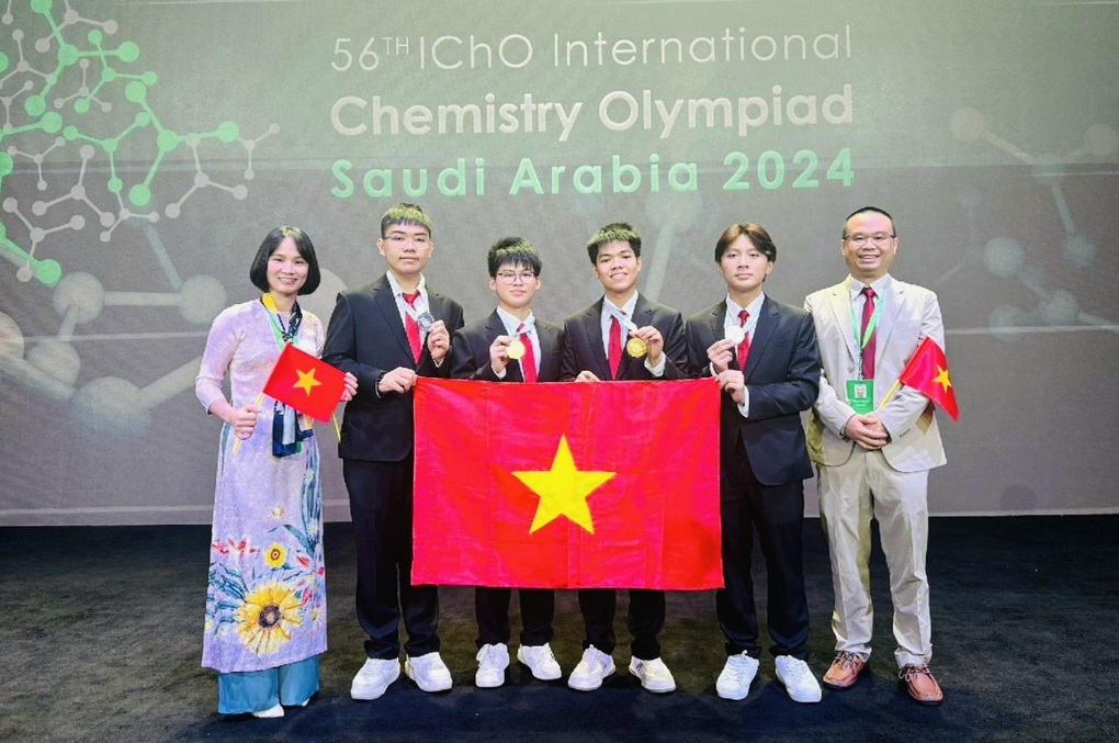 3 học sinh cùng trường chuyên tỉnh giành 3 huy chương Vàng quốc tế 2024 - 1 3 học sinh cùng trường chuyên tỉnh giành 3 huy chương Vàng quốc tế 2024 - 1