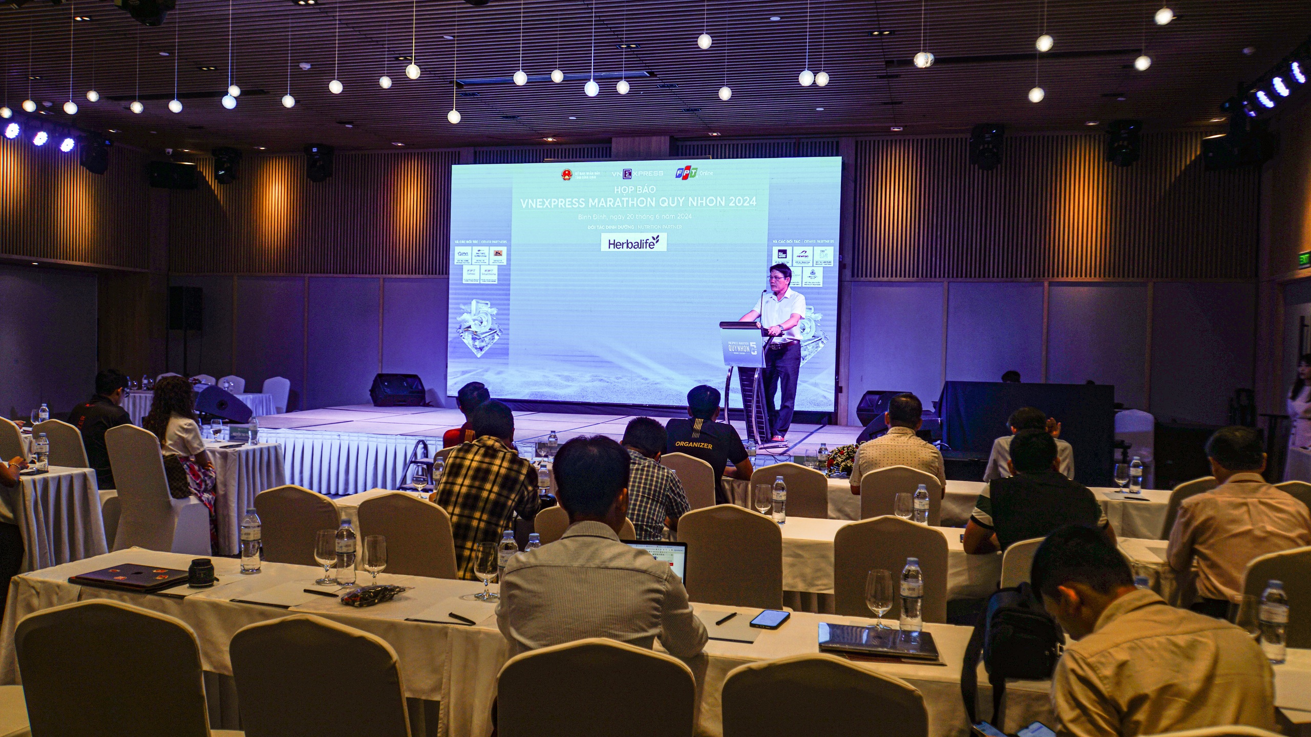 8.000 VĐV đua tài giải VnExpress Marathon Quy Nhơn 2024, tiền thưởng bạc tỉ- Ảnh 1. 8.000 VĐV đua tài giải VnExpress Marathon Quy Nhơn 2024, tiền thưởng bạc tỉ- Ảnh 1.