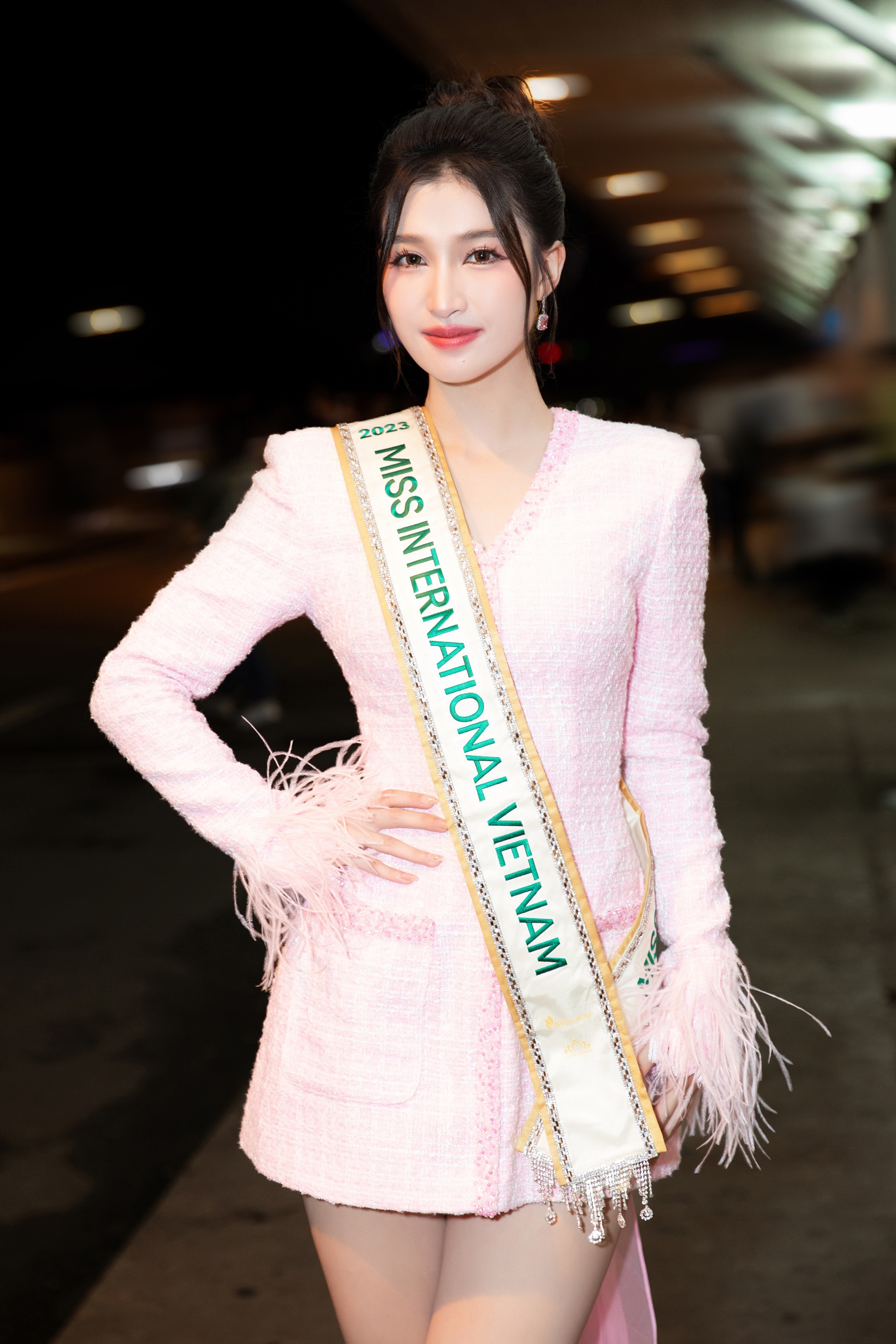 Á hậu Phương Nhi lên đường thi Miss International 2023 gây chú ý khi mang kiện hành lý đặc biệt dài 2m - Ảnh 1. Á hậu Phương Nhi lên đường thi Miss International 2023 gây chú ý khi mang kiện hành lý đặc biệt dài 2m - Ảnh 1.