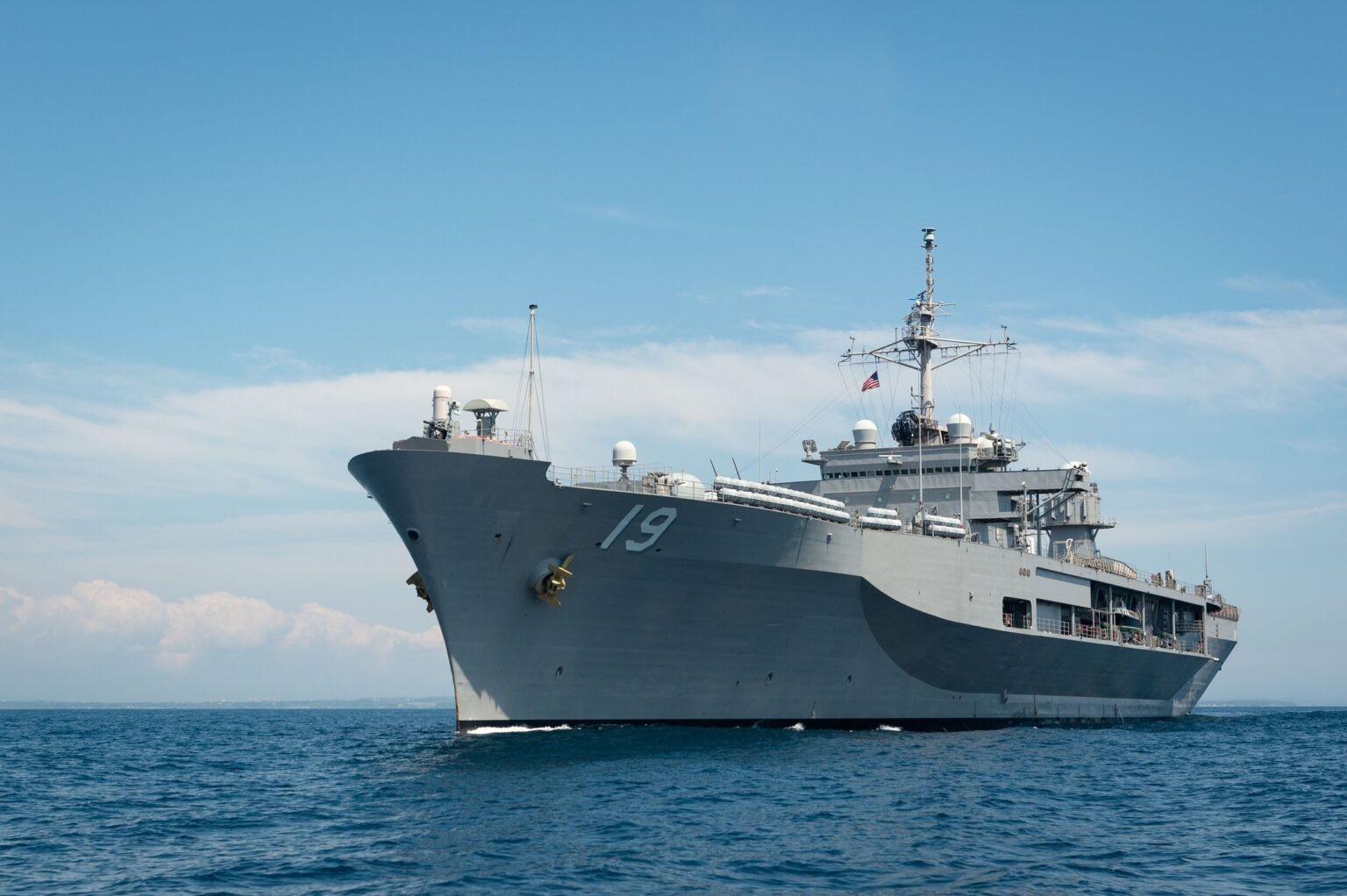 Tàu USS Blue Ridge của Hải quân Hoa Kỳ cập cảng quốc tế Cam Ranh. Tàu USS Blue Ridge của Hải quân Hoa Kỳ cập cảng quốc tế Cam Ranh.