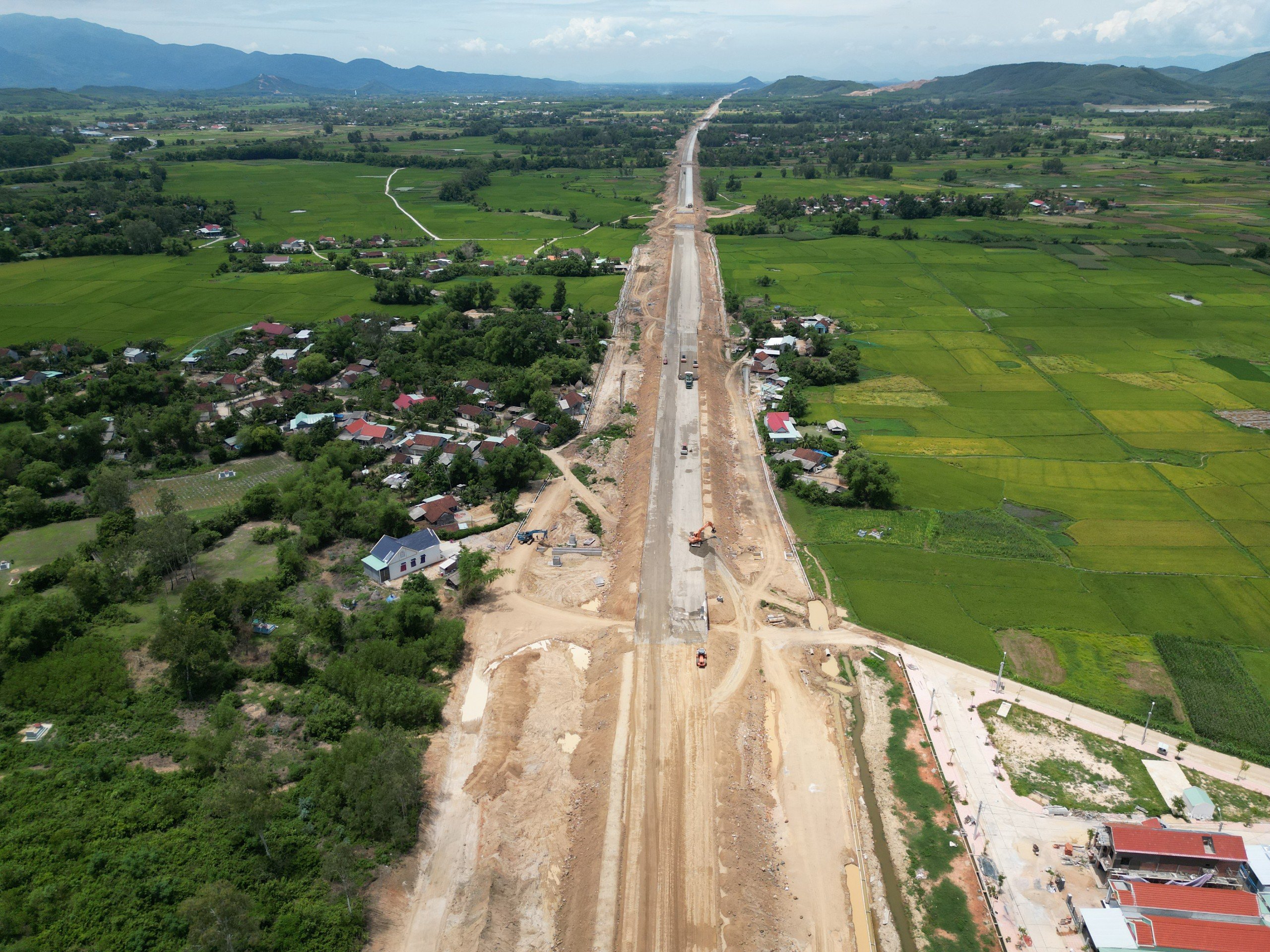 Bàn giao xong mặt bằng tuyến chính cao tốc Bắc - Nam qua Bình Định- Ảnh 1. Bàn giao xong mặt bằng tuyến chính cao tốc Bắc - Nam qua Bình Định- Ảnh 1.