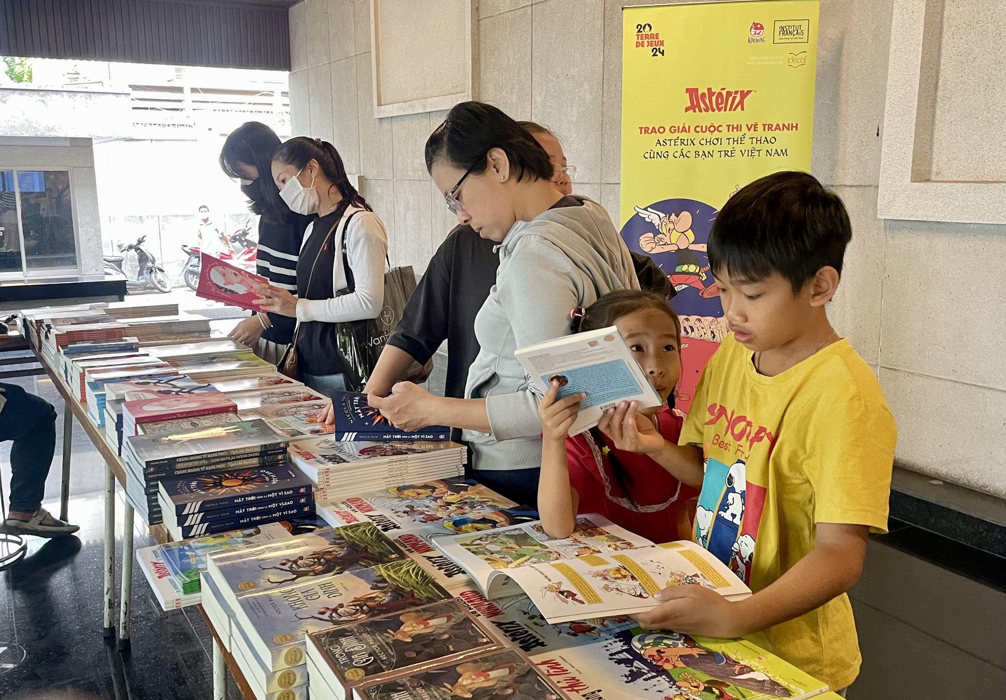 Các em tham khảo các tập truyện tranh Astérix do NXB Kim Đồng phát hành - Ảnh: MINH KHÔI Bạn trẻ TP.HCM sáng tác tranh và tìm hiểu nhân vật truyện tranh Astérix- Ảnh 3.