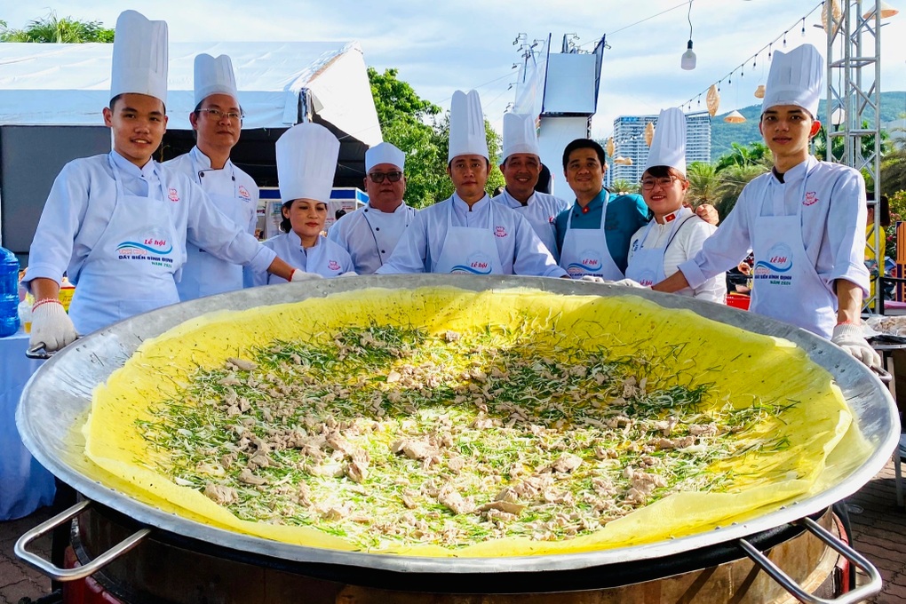 Bánh xèo siêu khổng lồ xuất hiện ở Bình Định - 1 Bánh xèo siêu khổng lồ xuất hiện ở Bình Định - 1