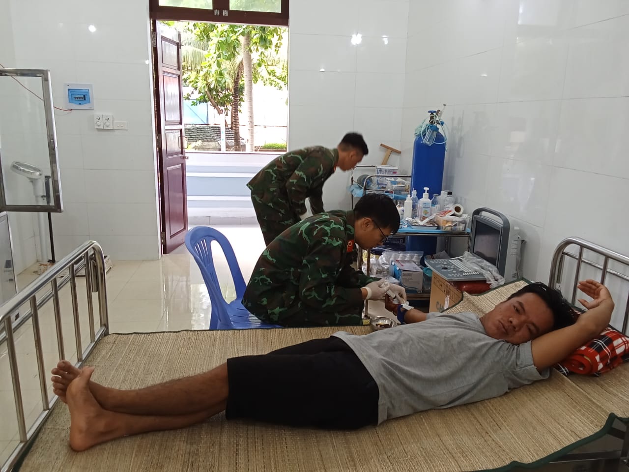 Khánh Hòa: Bệnh xá đảo Sơn Ca của huyện Trường Sa cấp cứu ngư dân bị cá biển cắn- Ảnh 1. Khánh Hòa: Bệnh xá đảo Sơn Ca của huyện Trường Sa cấp cứu ngư dân bị cá biển cắn- Ảnh 1.