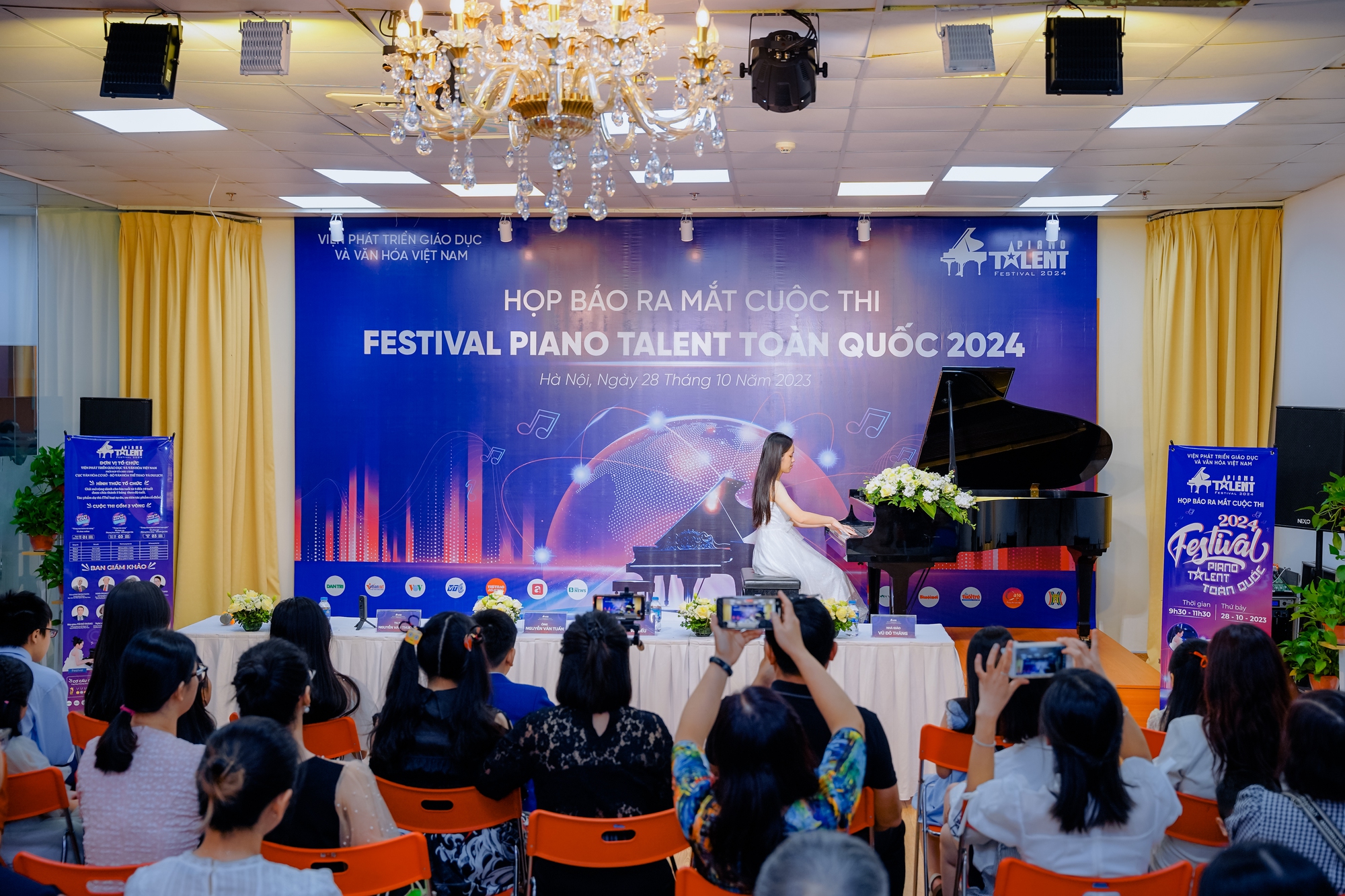 Bị thắc mắc khi ngồi ghế giám khảo cuộc thi Piano toàn quốc, NSND Trung Hiếu phản ứng bất ngờ - Ảnh 1. Bị thắc mắc khi ngồi ghế giám khảo cuộc thi Piano toàn quốc, NSND Trung Hiếu phản ứng bất ngờ - Ảnh 1.