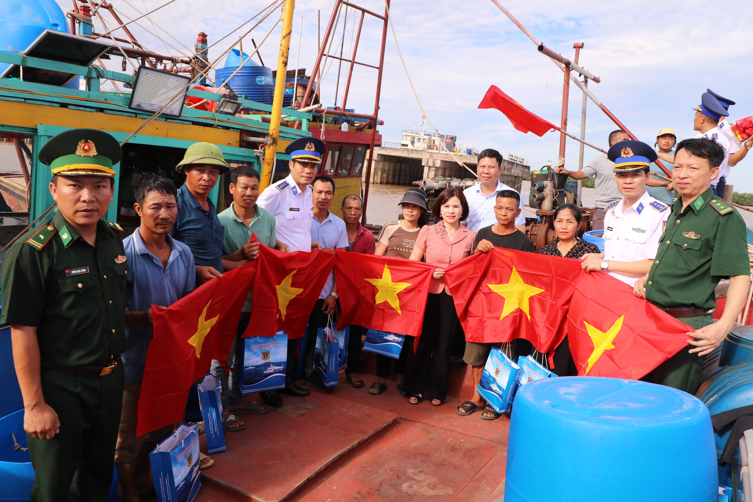 Bộ Tư lệnh Vùng cảnh sát biển 1 đồng hành cùng ngư dân Ninh Bình- Ảnh 1. Bộ Tư lệnh Vùng cảnh sát biển 1 đồng hành cùng ngư dân Ninh Bình- Ảnh 1.