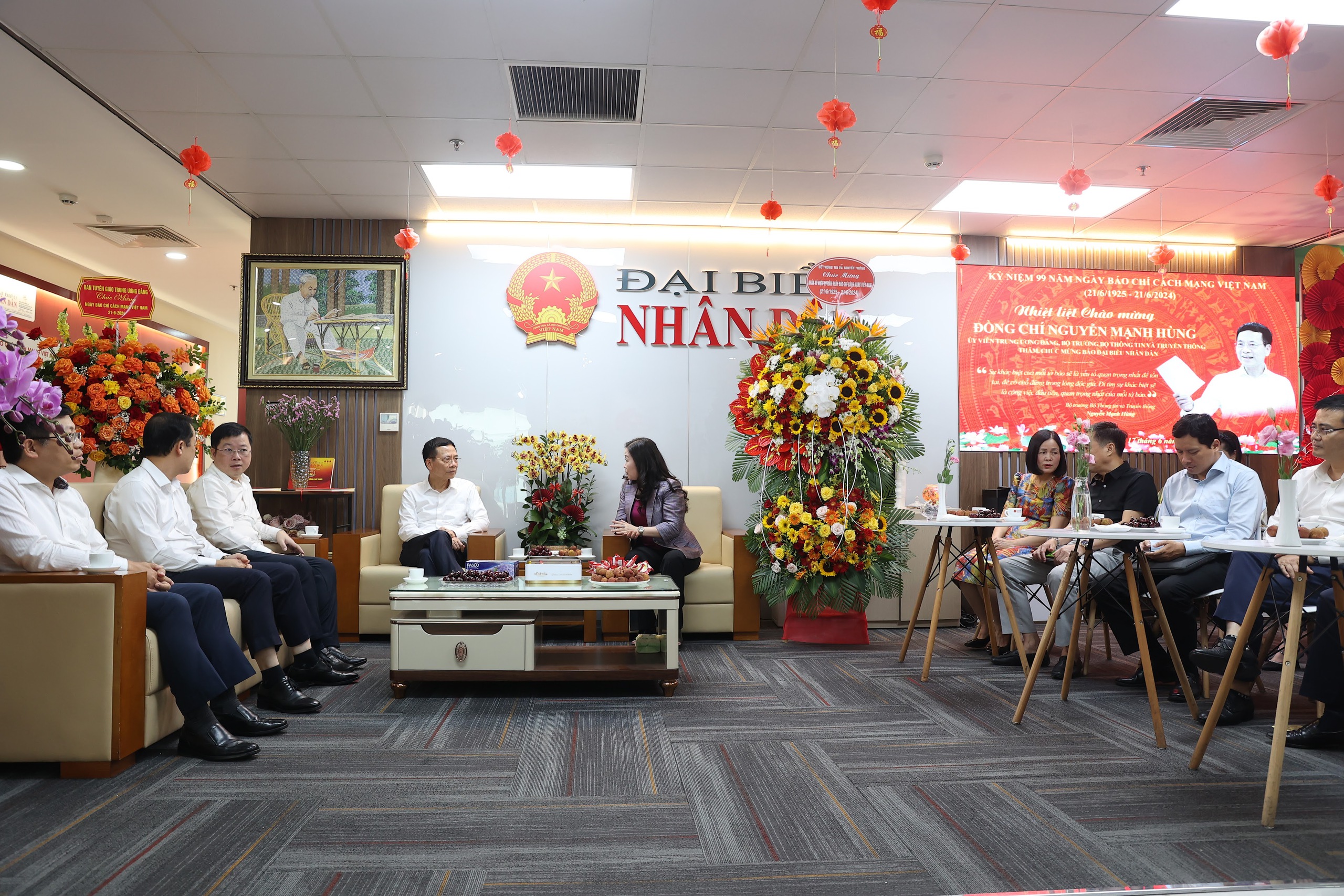 Bộ trưởng Nguyễn Mạnh Hùng thăm và chúc mừng một số cơ quan báo chí- Ảnh 1. Bộ trưởng Nguyễn Mạnh Hùng trò chuyện với cán bộ, phóng viên, biên tập viên Báo Đại biểu Nhân dân