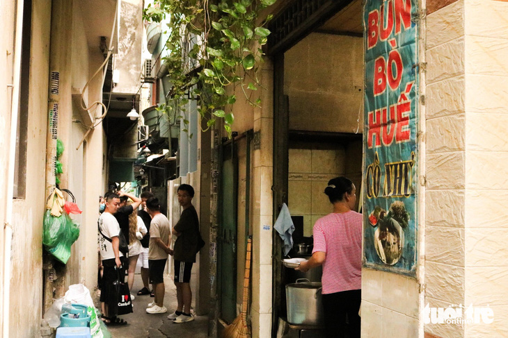 Người ăn bún bò phải chờ đợi vì quá đông - Ảnh: ĐĂNG KHƯƠNG Người ăn bún bò phải chờ đợi vì quá đông - Ảnh: ĐĂNG KHƯƠNG