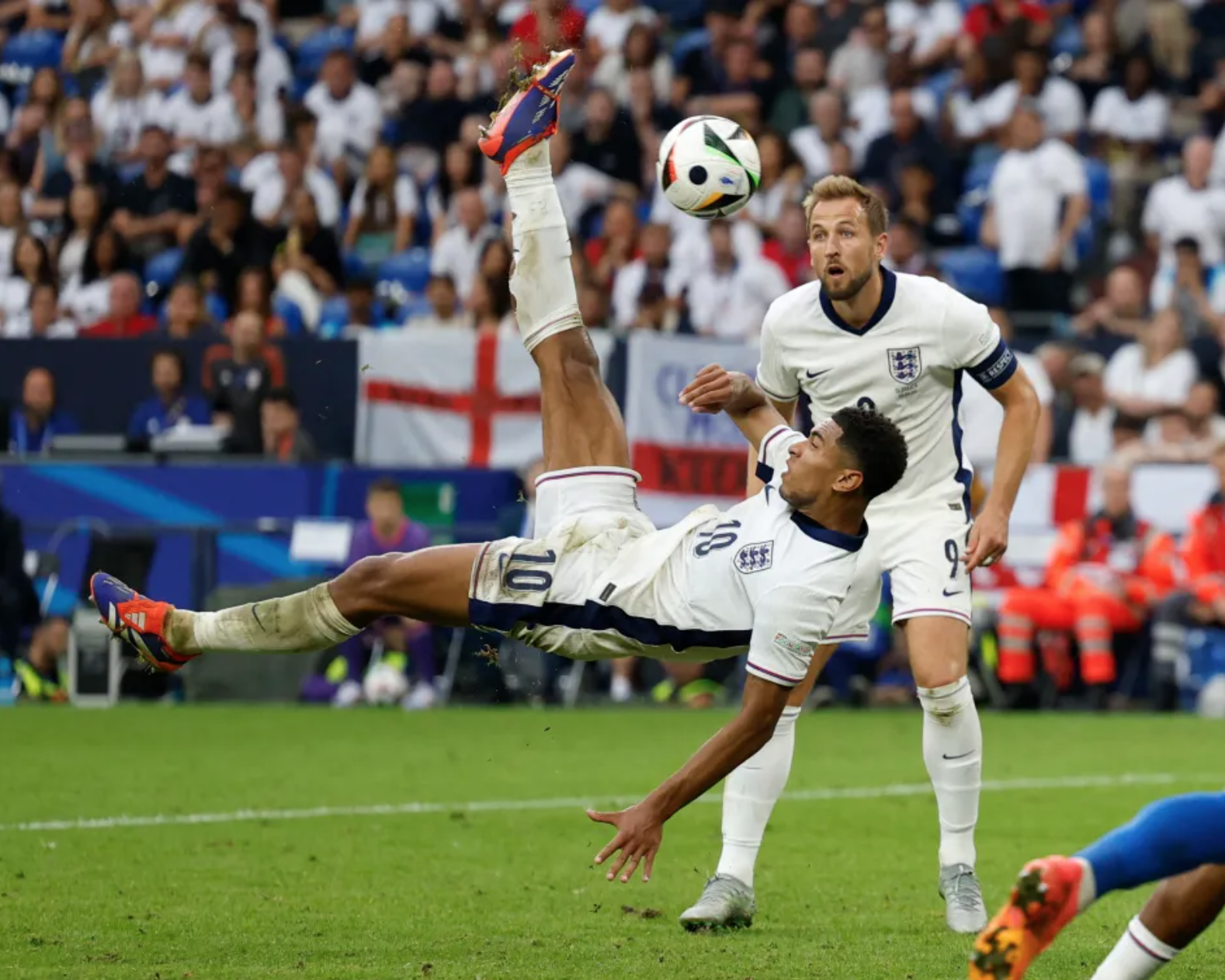 CĐV Anh cầu xin UEFA đừng cấm người hùng Bellingham tại tứ kết EURO 2024- Ảnh 1. CĐV Anh cầu xin UEFA đừng cấm người hùng Bellingham tại tứ kết EURO 2024- Ảnh 1.