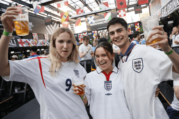 CĐV Anh chi 800 triệu bảng mua bia và pizza cho trận chung kết Euro 2024- Ảnh 1. Bia và pizza luôn được bán chạy khi bóng đá diễn ra - Ảnh: The Sun