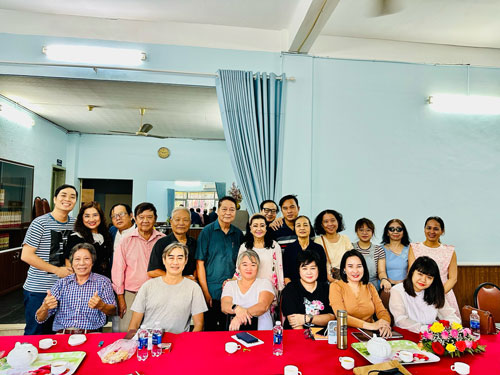 NSND Kim Cương và các tác giả trong Chi hội Tác giả của Hội Sân khấu TP HCM NSND Kim Cương và các tác giả trong Chi hội Tác giả của Hội Sân khấu TP HCM