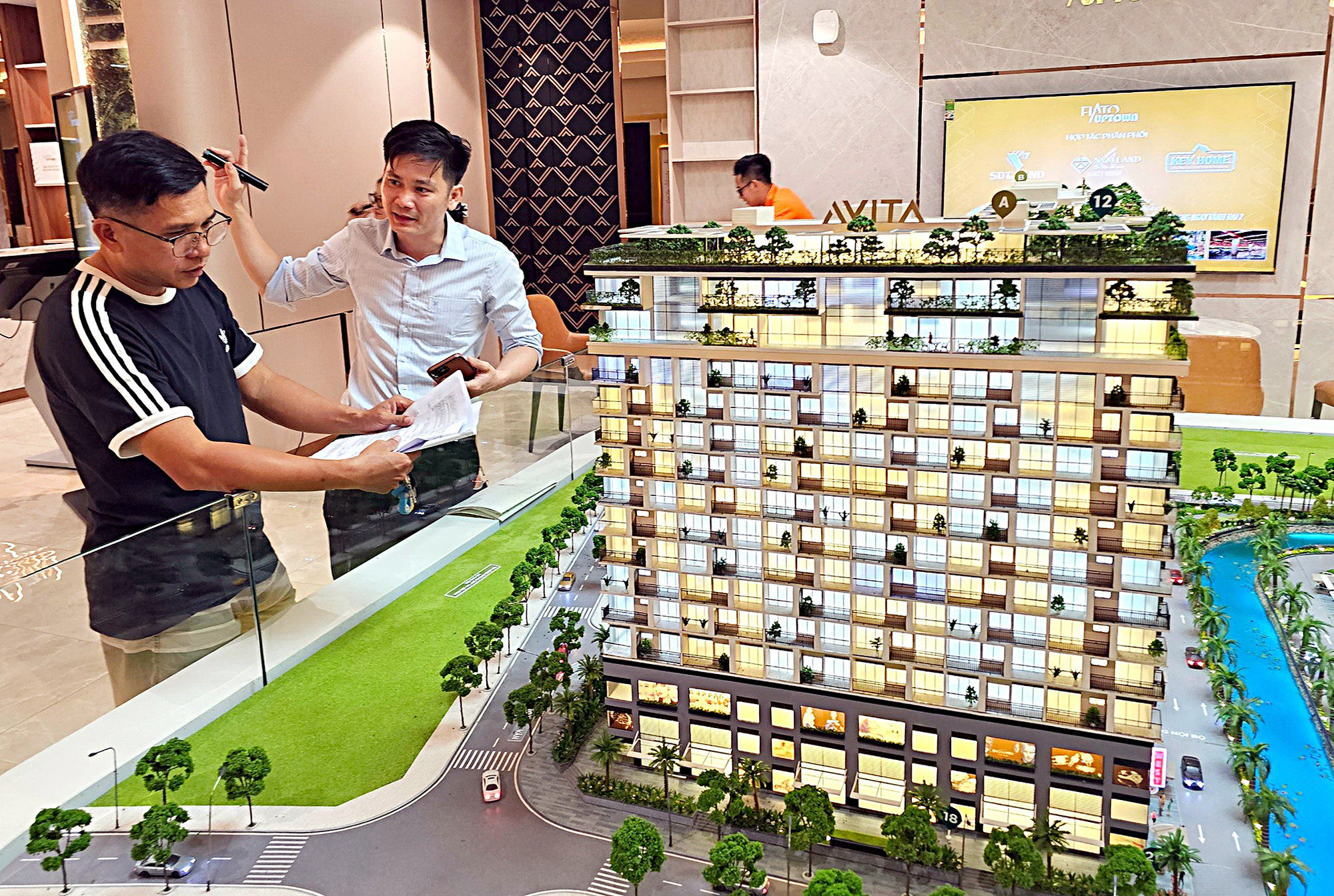 Người dân tìm hiểu các căn hộ tại một dự án bất động sản ở TP Thủ Đức - Ảnh: NGỌC HIỂN Người dân tìm hiểu các căn hộ tại một dự án bất động sản ở TP Thủ Đức - Ảnh: NGỌC HIỂN