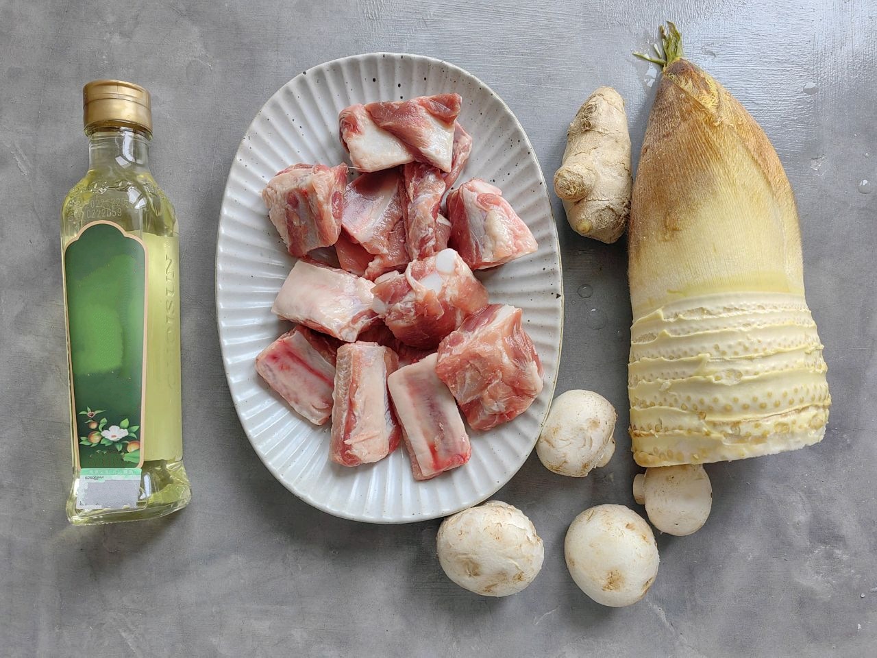 Canh sườn nấu măng nấm - món ngon cho bữa cơm ngày hè - Ảnh 1. Canh sườn nấu măng nấm - món ngon cho bữa cơm ngày hè - Ảnh 1.