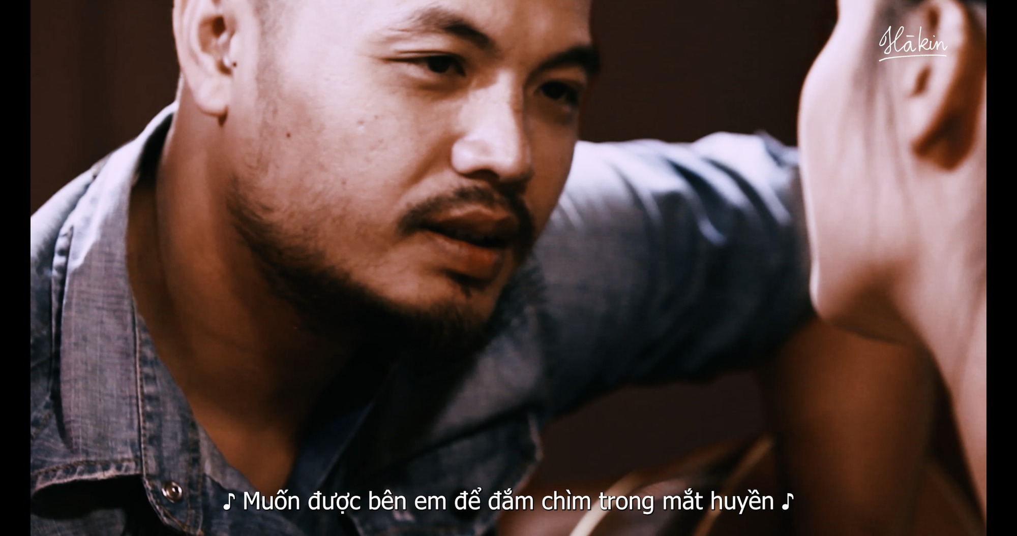 Câu chuyện "tâm linh" đặc biệt phía sau MV "Mắt đen" của ban nhạc Bức Tường - Ảnh 1. Câu chuyện "tâm linh" đặc biệt phía sau MV "Mắt đen" của ban nhạc Bức Tường - Ảnh 1.