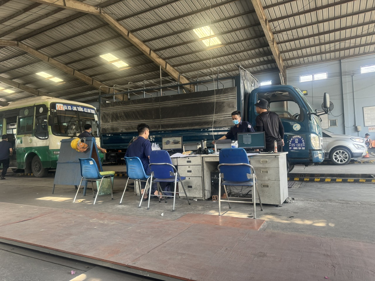 Chính phủ đồng ý sửa nghị định, đăng kiểm bớt lo ùn tắc- Ảnh 1. Chính phủ đồng ý sửa nghị định, đăng kiểm bớt lo ùn tắc- Ảnh 1.