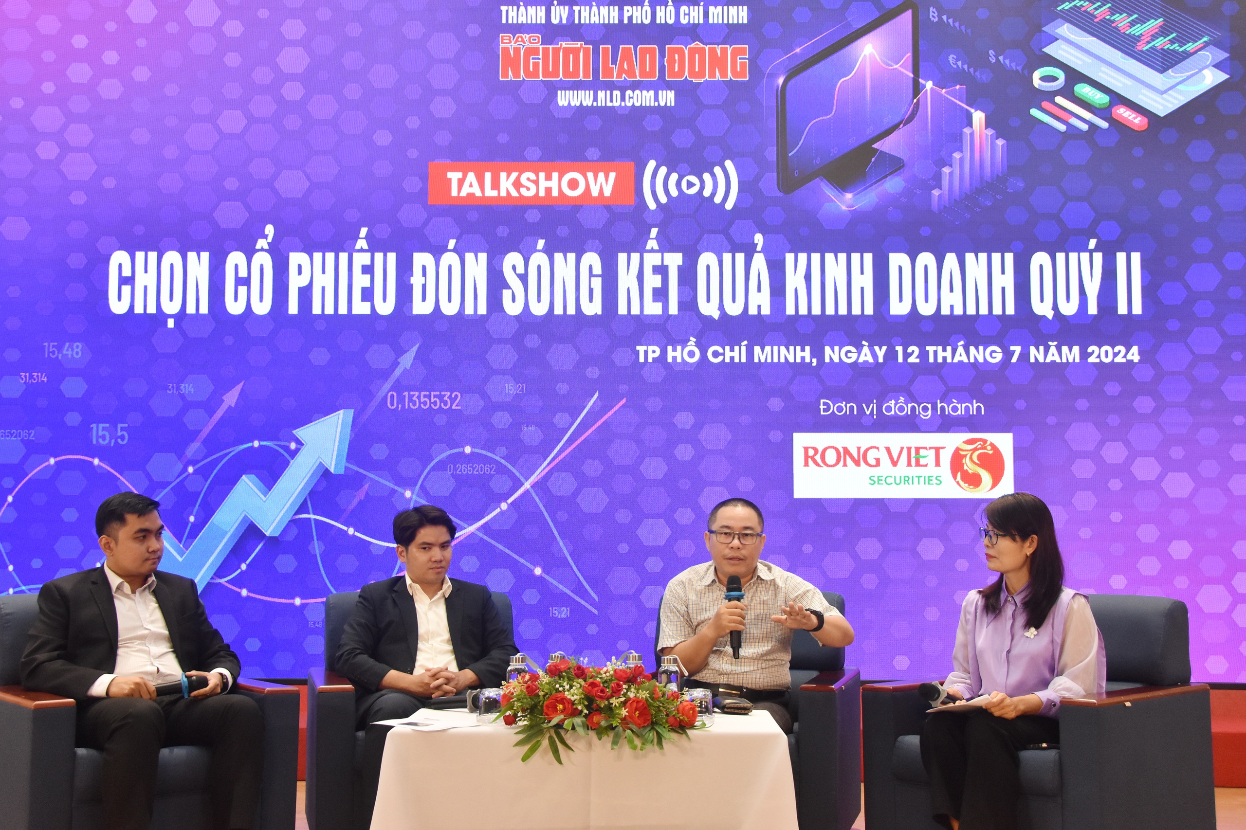 Các chuyên gia trao đổi tại talkshow chứng khoán do Báo Người Lao Động tổ chức chiều 12-7Ảnh: Tấn Thạnh Các chuyên gia trao đổi tại talkshow chứng khoán do Báo Người Lao Động tổ chức chiều 12-7Ảnh: Tấn Thạnh
