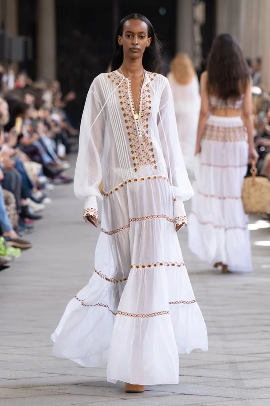 Chọn váy boho bồng bềnh 'ứng phó' với tiết giao thời mùa thu- Ảnh 1. Chọn váy boho bồng bềnh 'ứng phó' với tiết giao thời mùa thu- Ảnh 1.