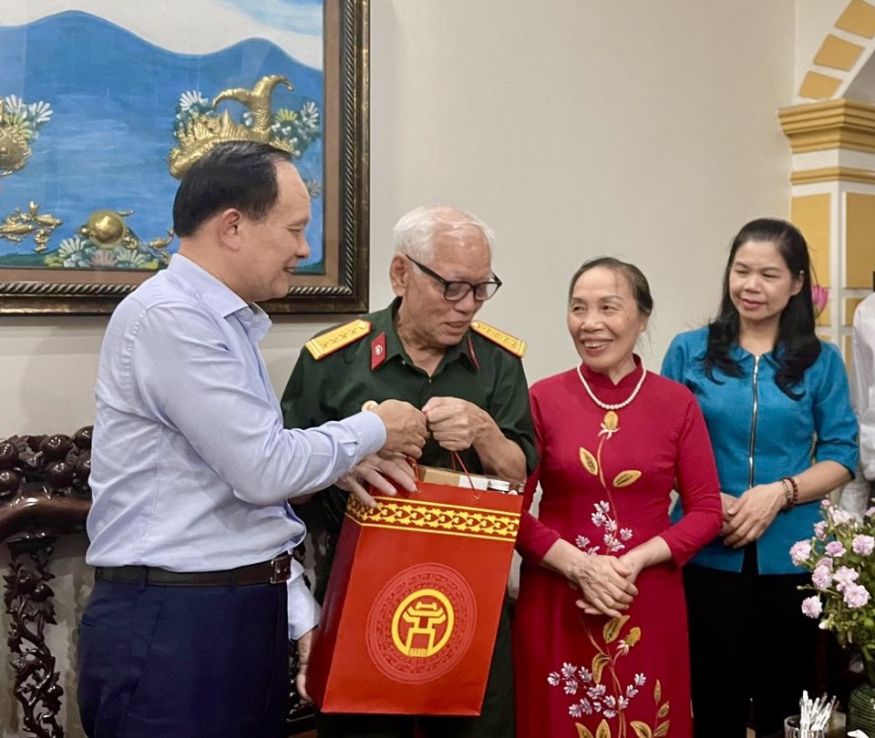 Phó Bí thư Thành ủy, Chủ tịch HĐND TP Hà Nội Nguyễn Ngọc Tuấn tặng quà tới gia đình thương binh Phạm Văn Phòng