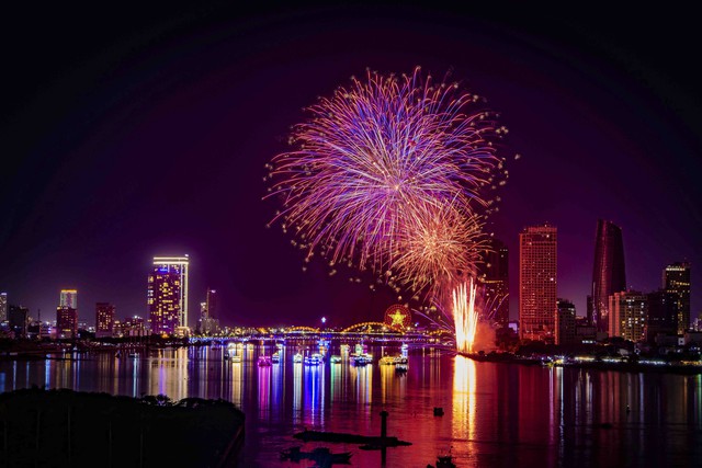 Chuyến bay đến Đà Nẵng tăng vọt, khách sạn kín phòng dịp chung kết Lễ hội pháo hoa quốc tế - Ảnh 1. Chuyến bay đến Đà Nẵng tăng vọt, khách sạn kín phòng dịp chung kết Lễ hội pháo hoa quốc tế - Ảnh 1.