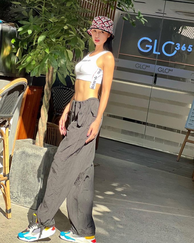 Vợ của anh tài Cường Seven: Chuyên diện đồ sexy, tôn dáng bốc lửa - Ảnh 1. Vợ của anh tài Cường Seven: Chuyên diện đồ sexy, tôn dáng bốc lửa - Ảnh 1.