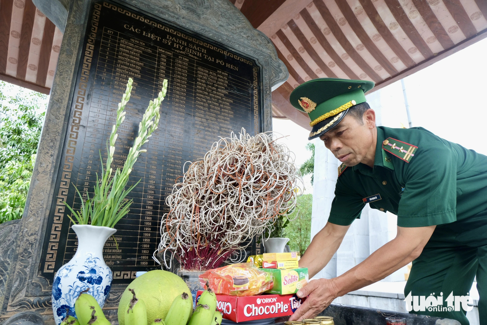 Chuyện người thầm lặng canh giấc ngủ cho các anh hùng liệt sĩ ở Pò Hèn- Ảnh 1. Trung tá quân nhân chuyên nghiệp Đàm Quang Đô nhận nhiệm vụ phụng sự các anh hùng liệt sĩ ở Khu di tích lịch sử quốc gia Pò Hèn - Ảnh: HÀ THANH