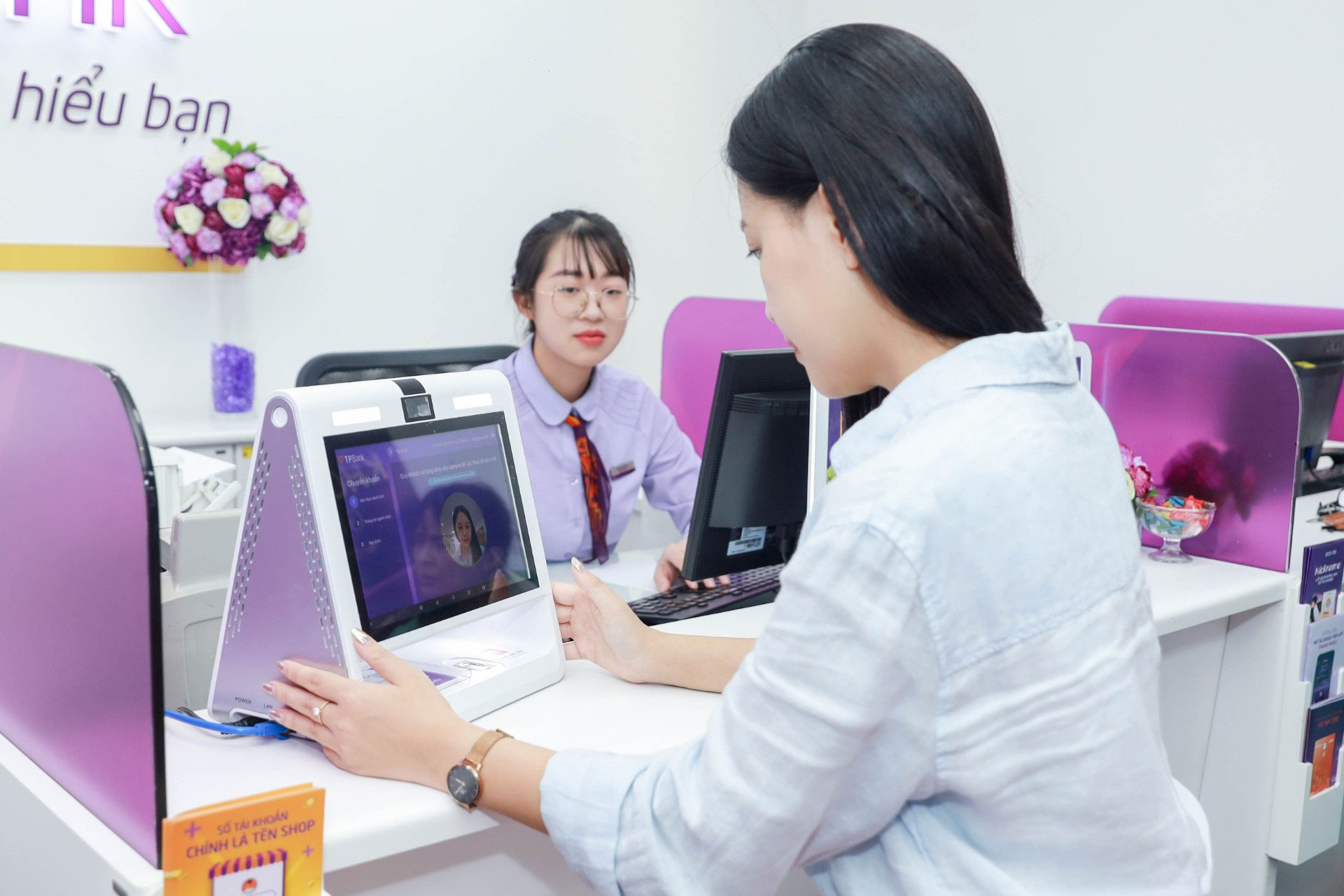 Các ngân hàng bắt đầu triển khai xác thực dữ liệu sinh trắc học để chuẩn bị áp dụng cho những giao dịch chuyển tiền trên 10 triệu đồng ngày từ 1-7 Ảnh: BÌNH AN Các ngân hàng bắt đầu triển khai xác thực dữ liệu sinh trắc học để chuẩn bị áp dụng cho những giao dịch chuyển tiền trên 10 triệu đồng ngày từ 1-7 Ảnh: BÌNH AN