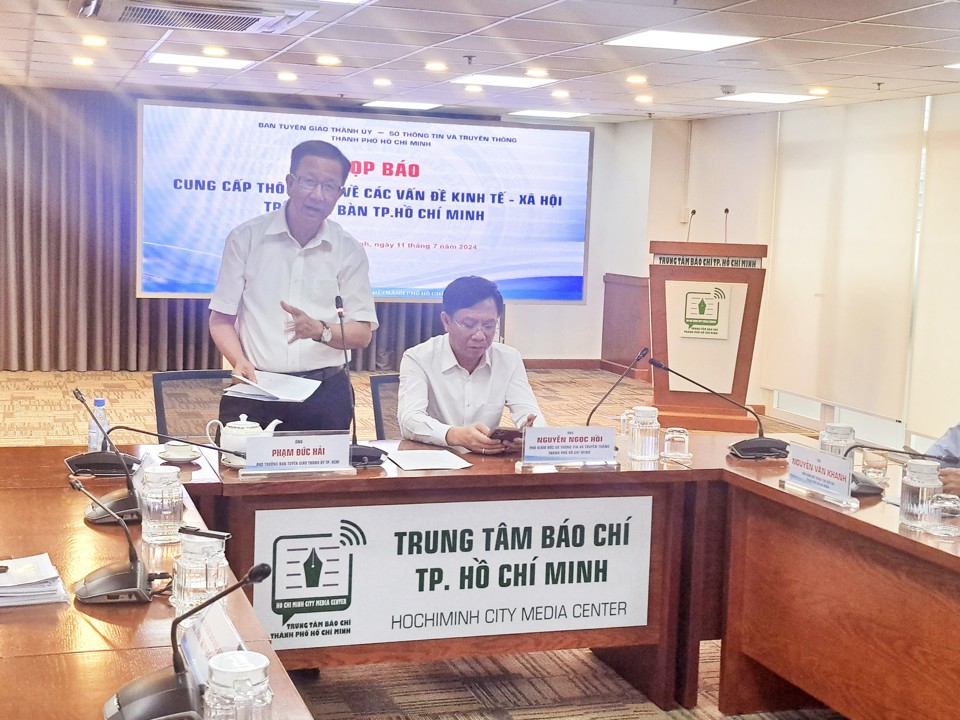 Phó trưởng Ban Tuyên giáo Thành ủy TP Hồ Chí Minh Phạm Đức Hải và Phó Giám đốc Sở Thông tin và Truyền thông Nguyễn Ngọc Hồi cùng chủ trì buổi họp báo.