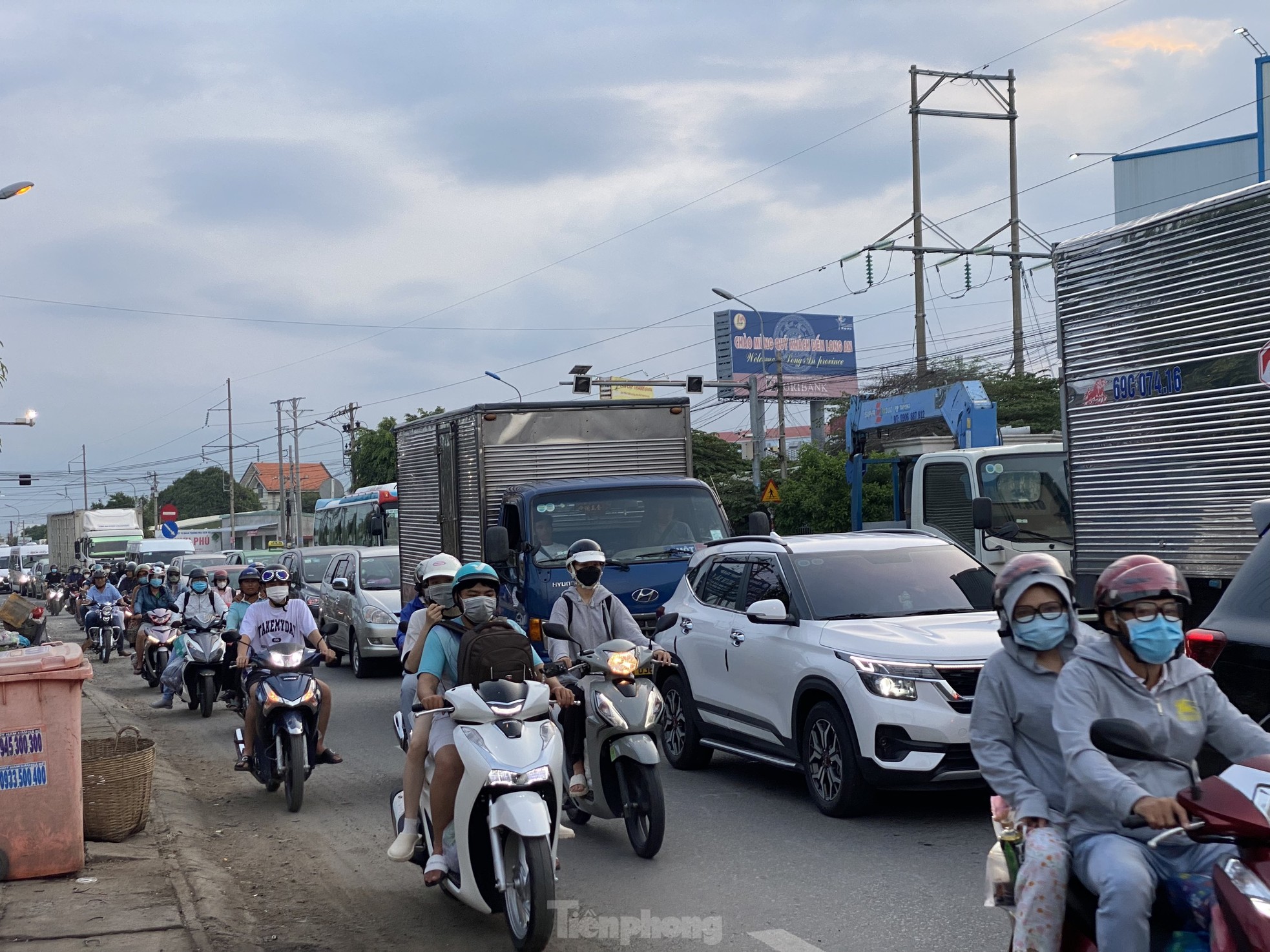 Cửa ngõ phía Tây TPHCM kẹt cứng tối cuối tuần ảnh 1