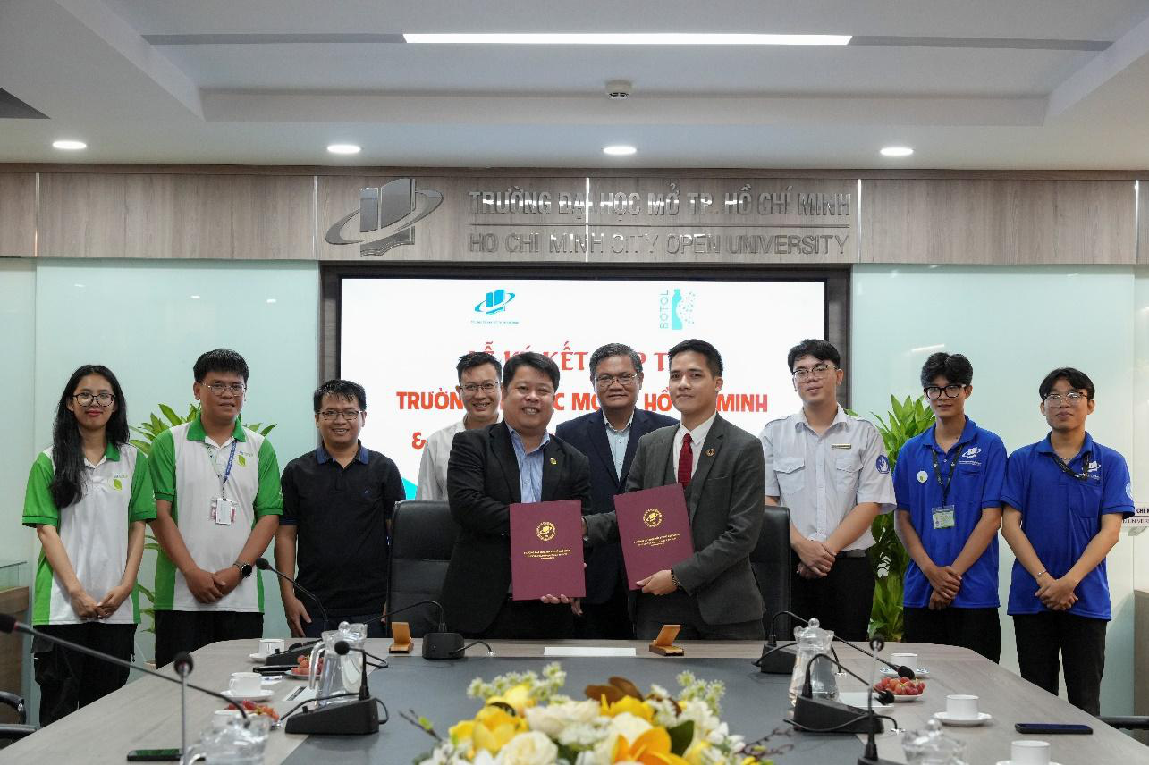 Cuộc thi Tái tạo xanh: Trường đại học 'không rác thải'- Ảnh 1. Lễ ký kết hợp tác giữa trường Đại học Mở TP. HCM với Công ty TNHH Botol Việt Nam và Công ty Cổ phần Pin Ắc quy Miền Nam (PINACO). Ảnh: Nhà trường cung cấp