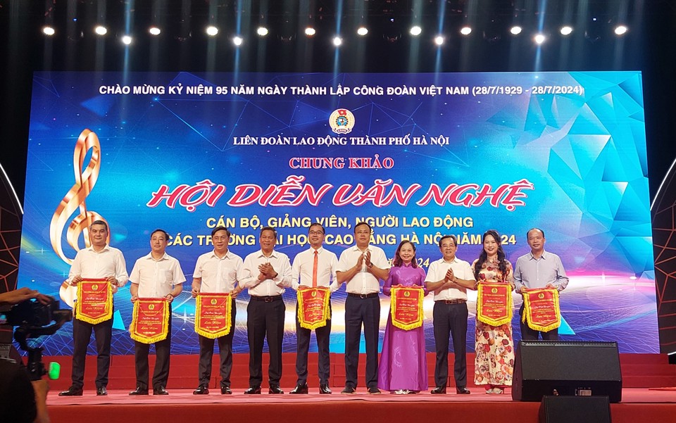 Lãnh đạo LĐLĐ TP trao Cờ thi đua cho các đội tham gia Hội diễn văn nghệ cán bộ, giảng viên, người lao động các trường đại học, cao đẳng Hà Nội