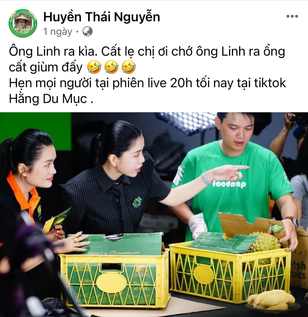 Đắk Lắk lên tiếng liên quan phát ngôn của O Huyền sầu riêng- Ảnh 1. Hình ảnh trong phiên livestream bán sầu riêng của TikToker O Huyền sầu riêng (ngoài cùng bên trái) vào ngày 7-7 - Ảnh chụp màn hình
