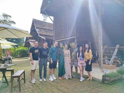 Tường Nguyên (thứ 2 từ phải qua) cùng bạn bè quốc tế trong chuyến đi đến Bentong (Malaysia) Tường Nguyên (thứ 2 từ phải qua) cùng bạn bè quốc tế trong chuyến đi đến Bentong (Malaysia)