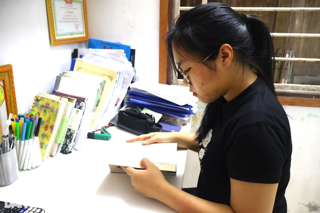 Đang đi phụ hồ, người cha xúc động khi biết tin con đỗ thủ khoa - 1 Đang đi phụ hồ, người cha xúc động khi biết tin con đỗ thủ khoa - 1